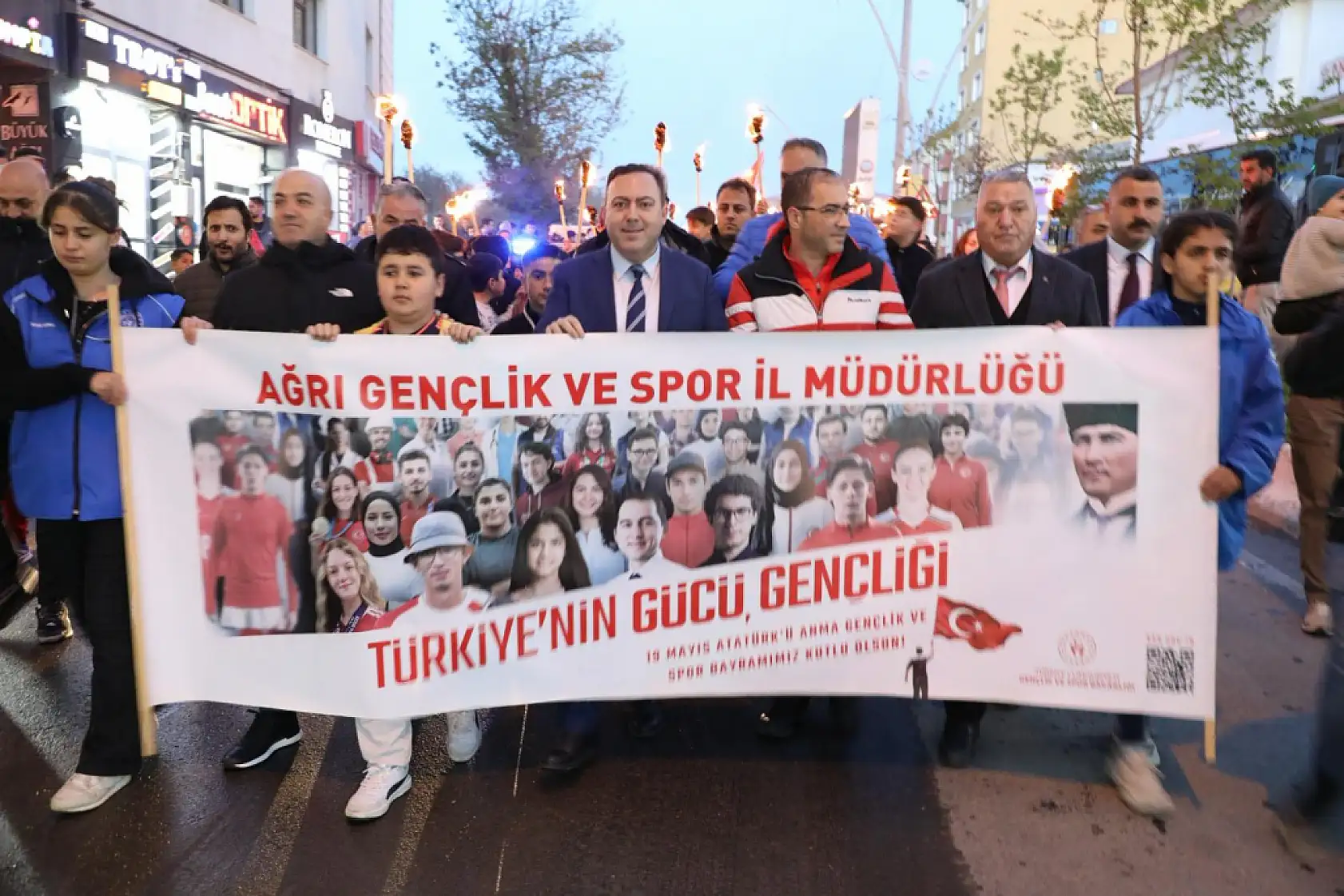 Ağrı'da geceyi 150 metrelik dev Türk bayrağı aydınlattı