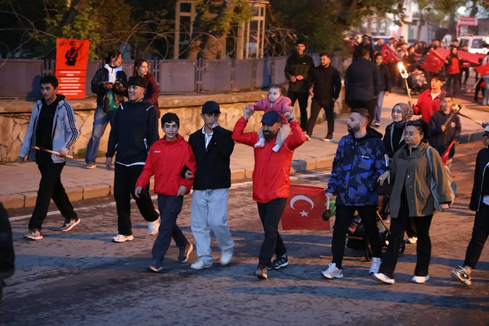 Ağrı'da geceyi 150 metrelik dev Türk bayrağı aydınlattı