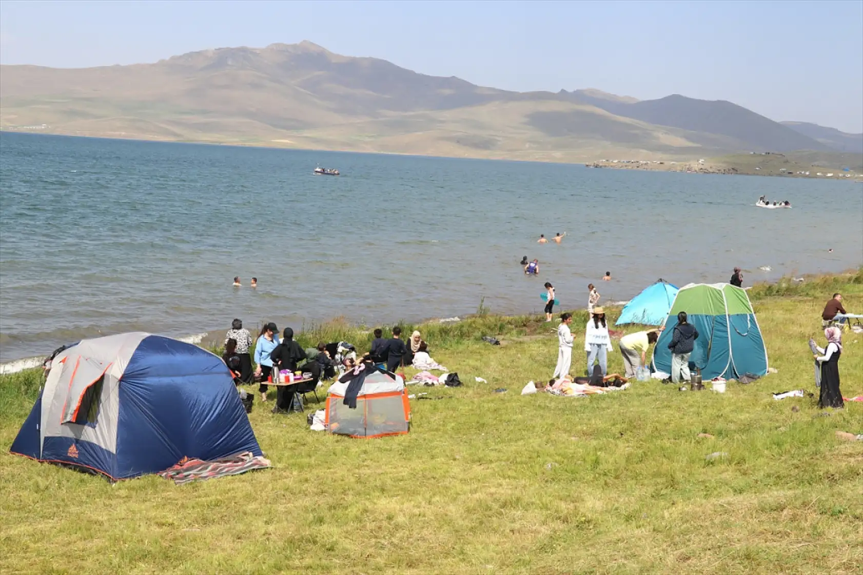 Ağrı'da yaz sıcaklarından bunalanların adresi Balık Gölü oldu