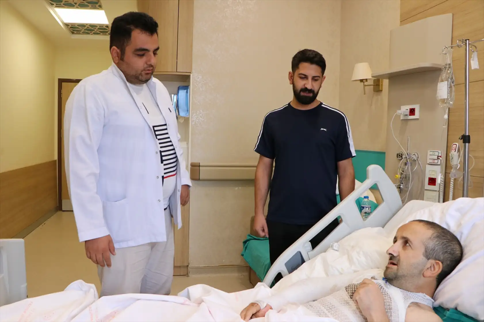 Ağrı'da banyo yaparken epilepsi nöbeti geçiren hastanın kolu kesilmekten kurtarıldı