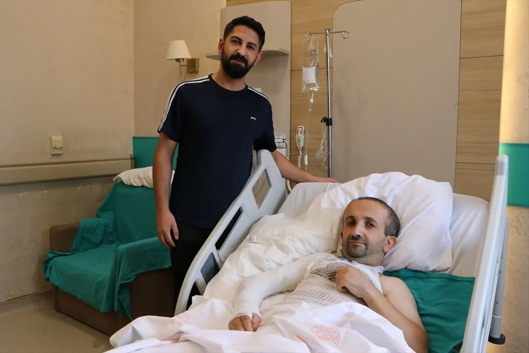 Ağrı'da banyo yaparken epilepsi nöbeti geçiren hastanın kolu kesilmekten kurtarıldı