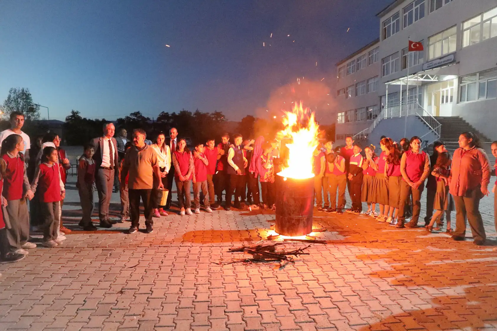 Ağrı'da öğrenciler 'okulum beni bekler' dedi, okula bağlılıklarını pekiştirdi