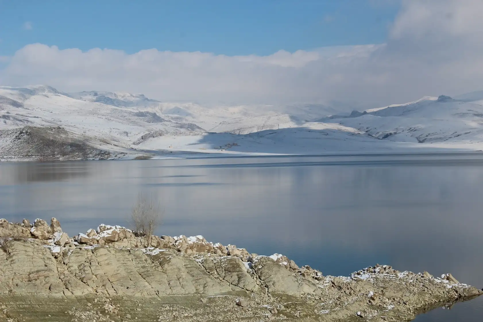 Karla Kaplı Yazıcı Barajı'nda Ördekler Keyif Yaptı