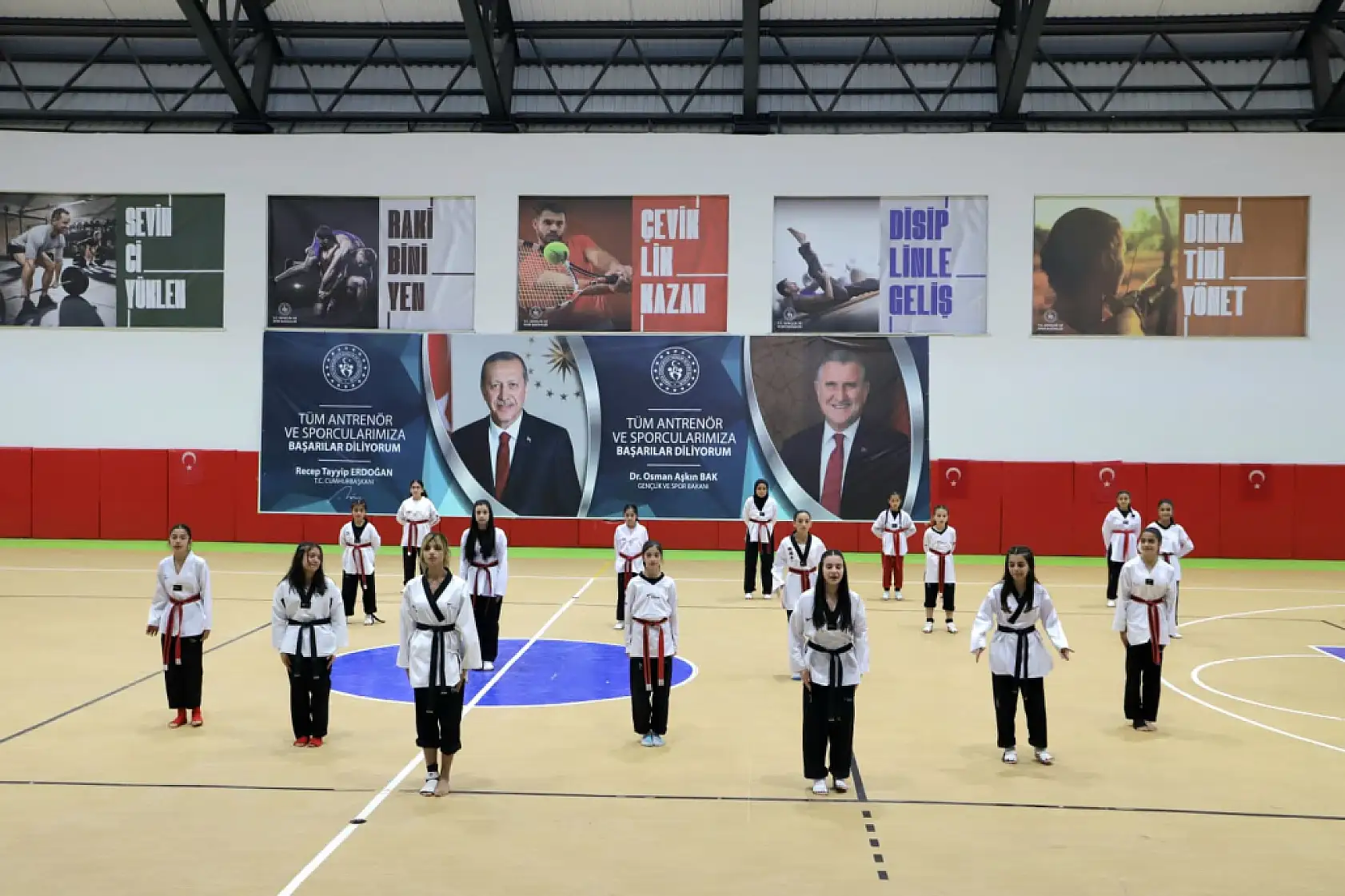 Doğubayazıt'ta 19 Mayıs coşkusu gösterilerle kutlandı