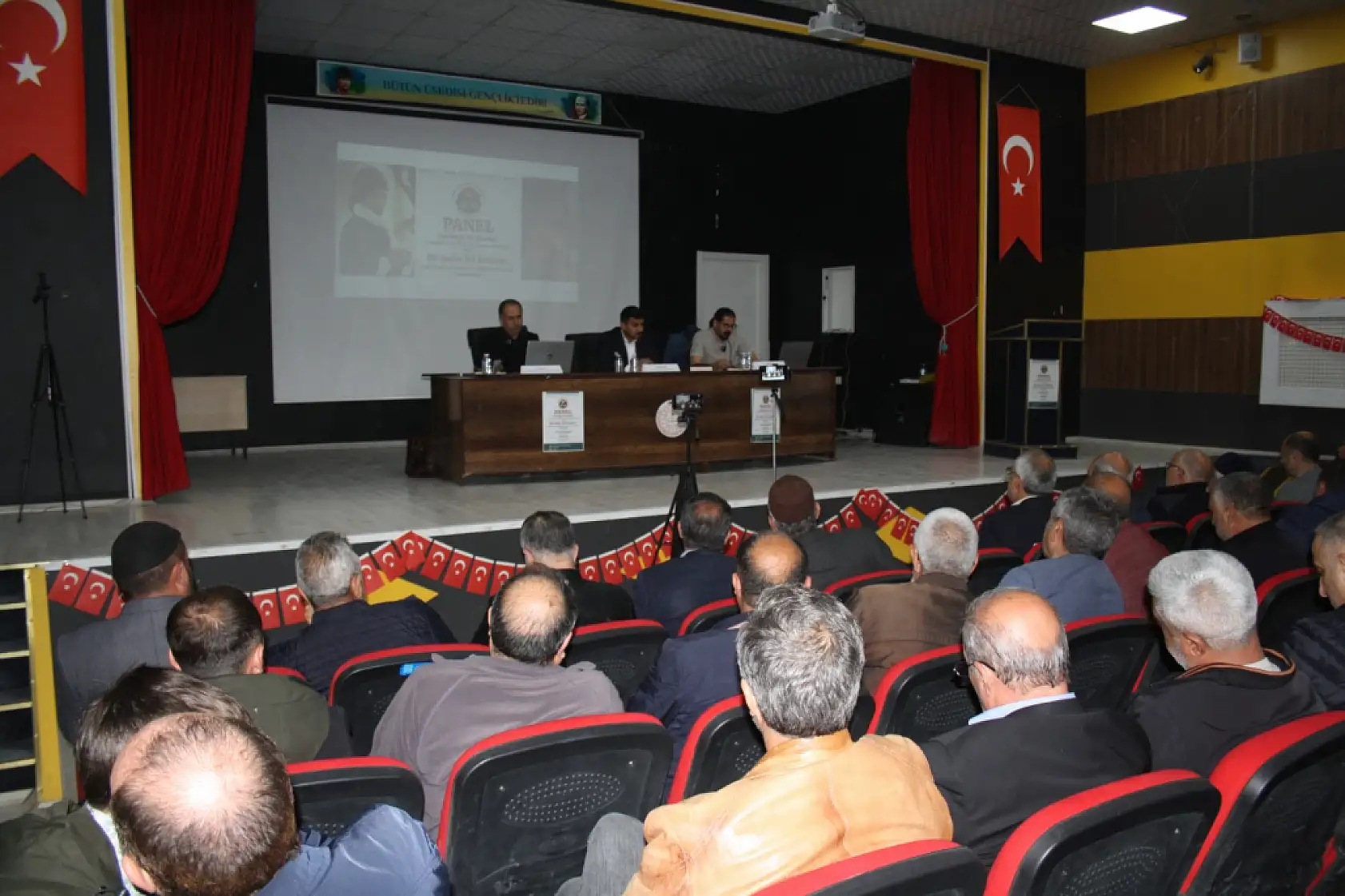 Doğubayazıt'ta 'Bir Şehir İki Meşhur' paneli düzenlendi