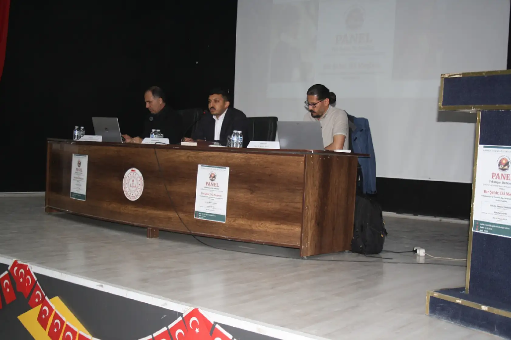 Doğubayazıt'ta 'Bir Şehir İki Meşhur' paneli düzenlendi