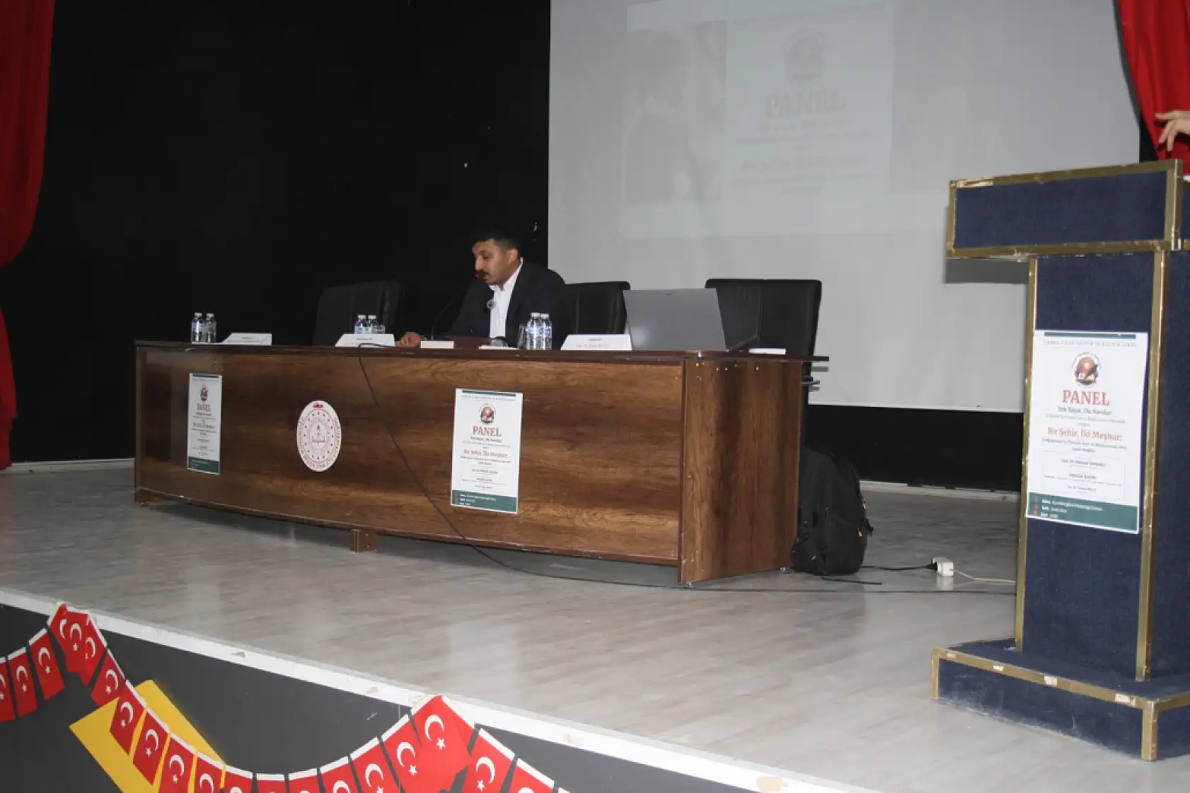 Doğubayazıt'ta 'Bir Şehir İki Meşhur' paneli düzenlendi