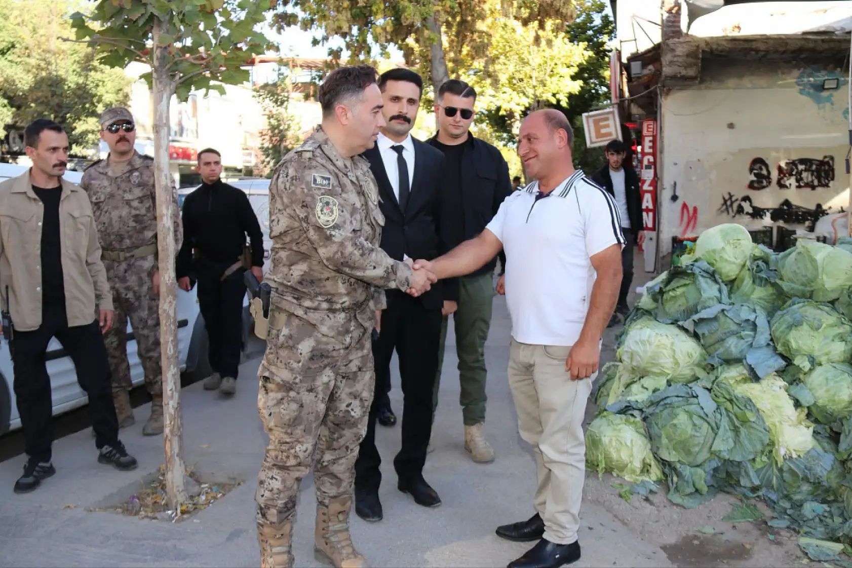 Sahada güvenlik, halkla iletişim: Müdür Önder'in Patnos ziyareti