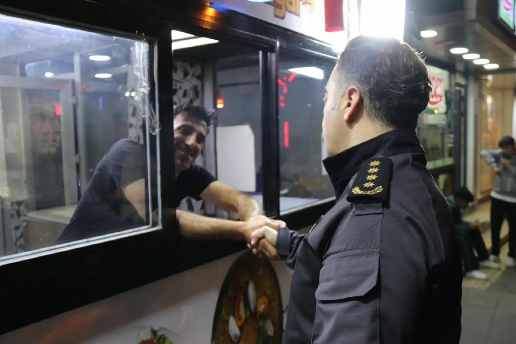 Müdür Önder, Cumhuriyet Caddesi'nde esnafa hayırlı kazanç dileğinde bulundu