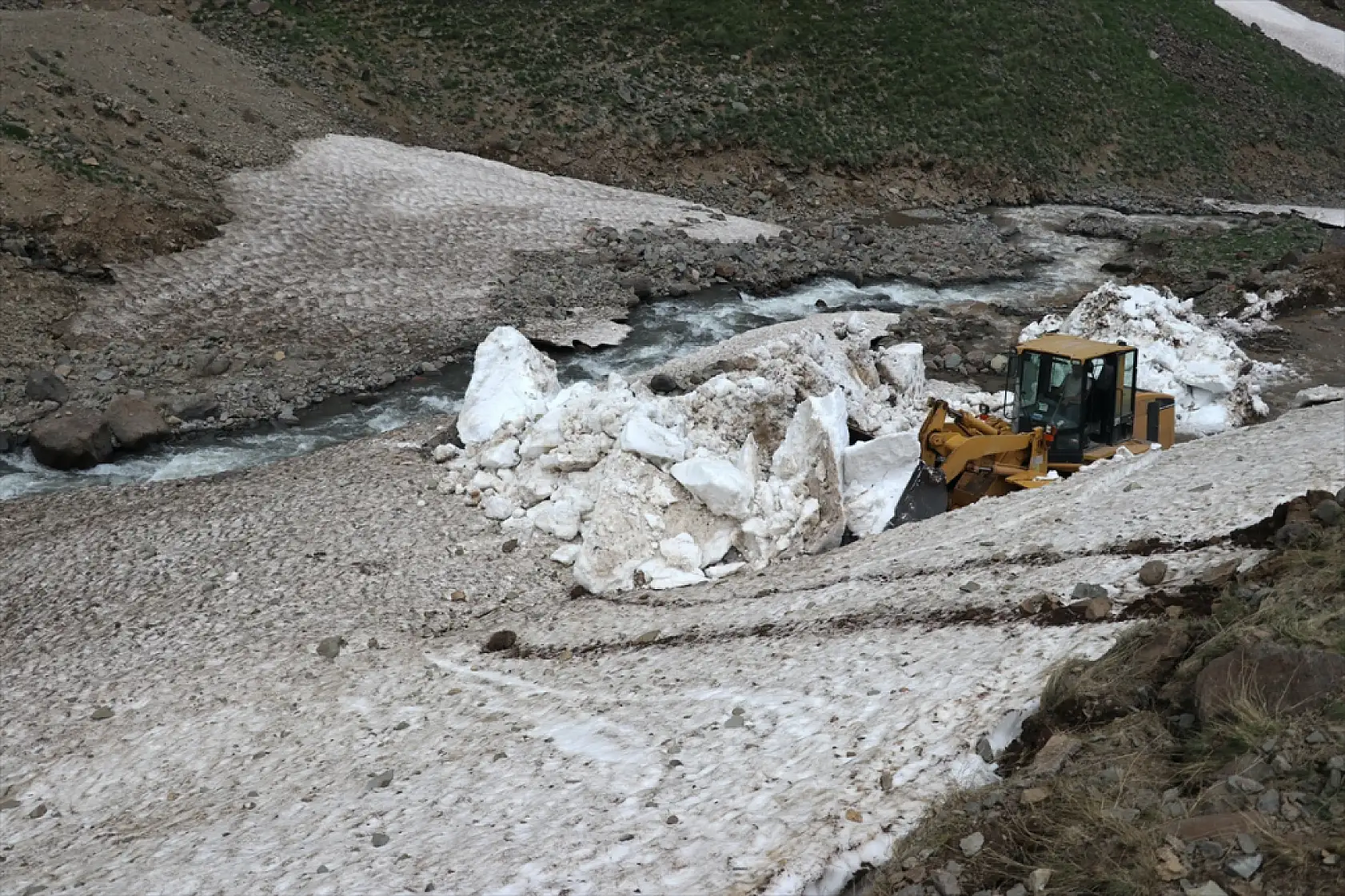Ağrı'da haziranın sonunda karla kaplı olan yayla yolları göçerler için açılıyor