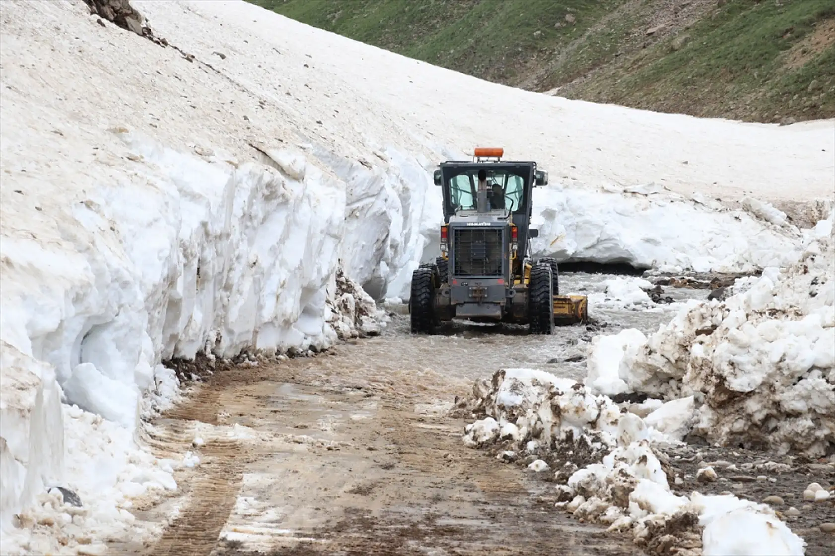 Ağrı'da haziranın sonunda karla kaplı olan yayla yolları göçerler için açılıyor