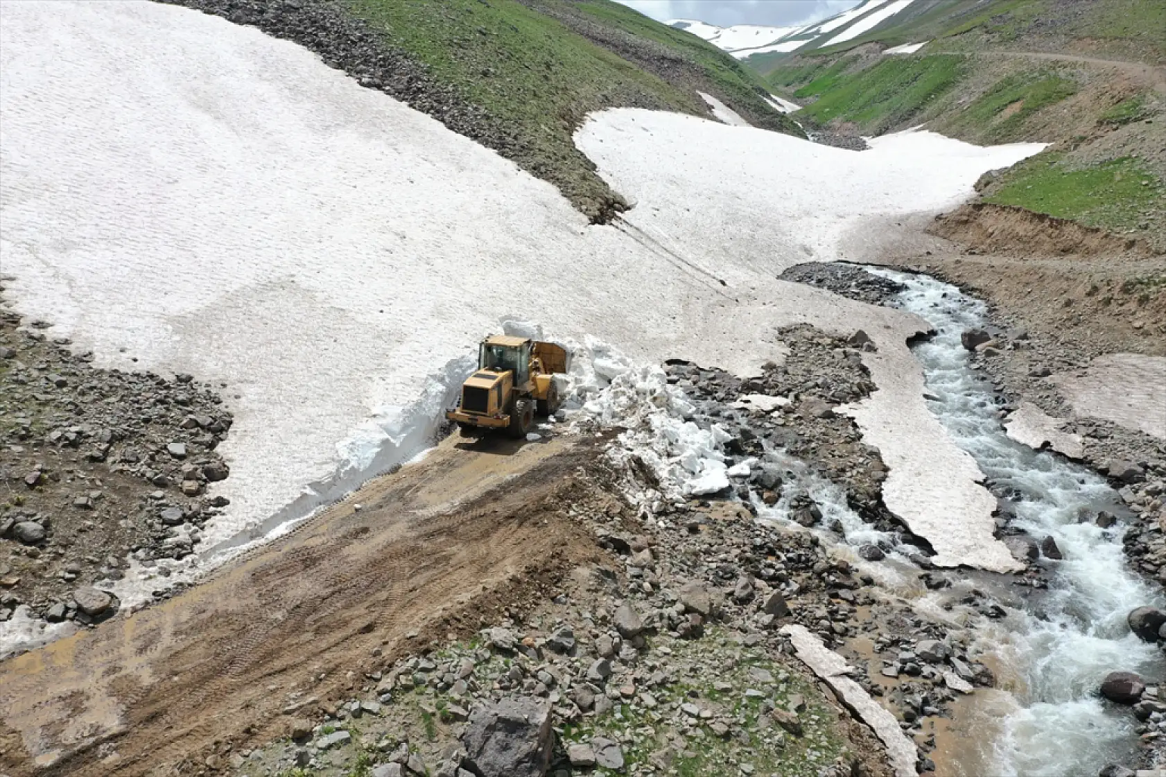 Ağrı'da haziranın sonunda karla kaplı olan yayla yolları göçerler için açılıyor