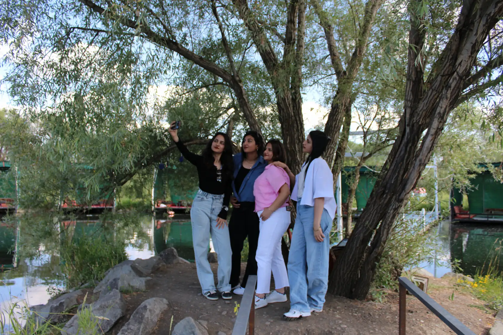 Ağrı'da yeşil ve gölgeli alanlar yaz sıcağından kaçış noktası oldu