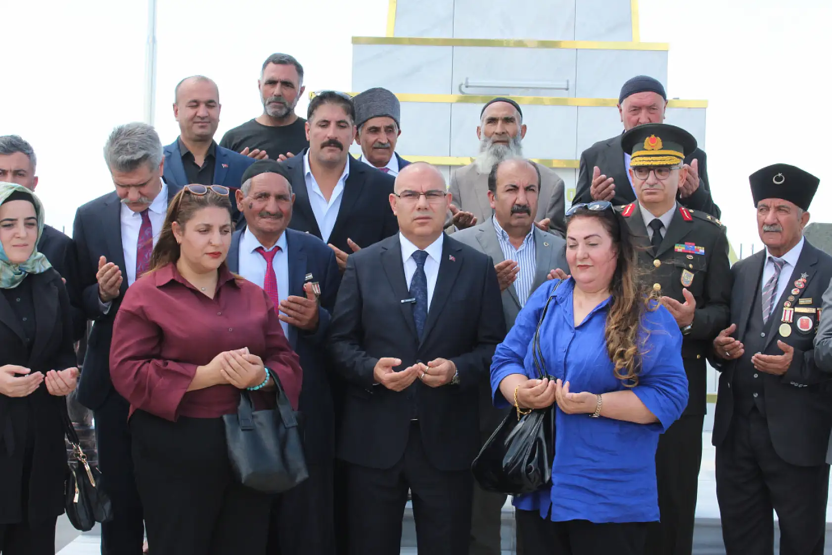 Ağrı'da yenilenen şehitlikte ilk karanfil bırakıldı dualar edildi