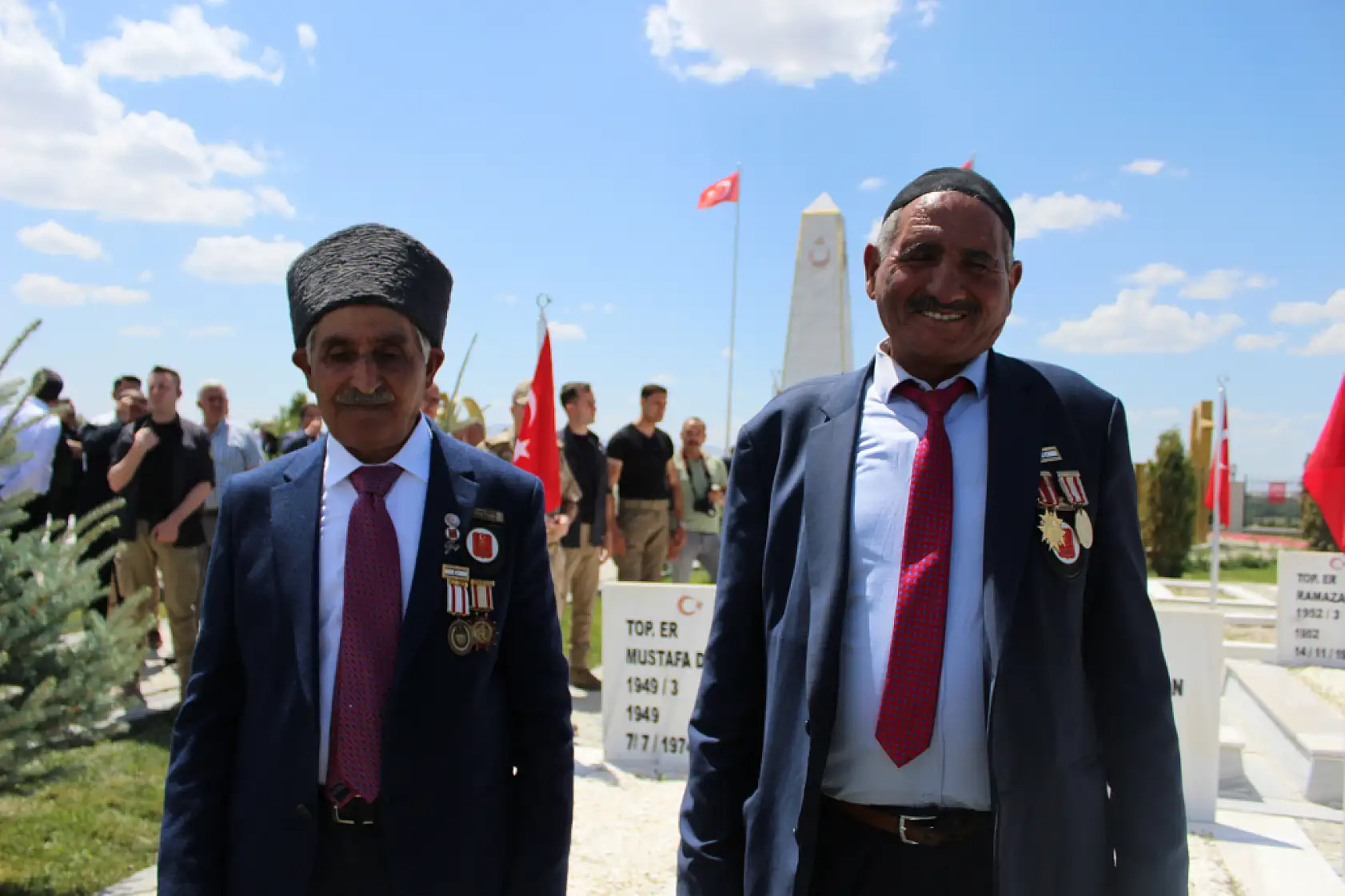 Ağrı'da yenilenen şehitlikte ilk karanfil bırakıldı dualar edildi