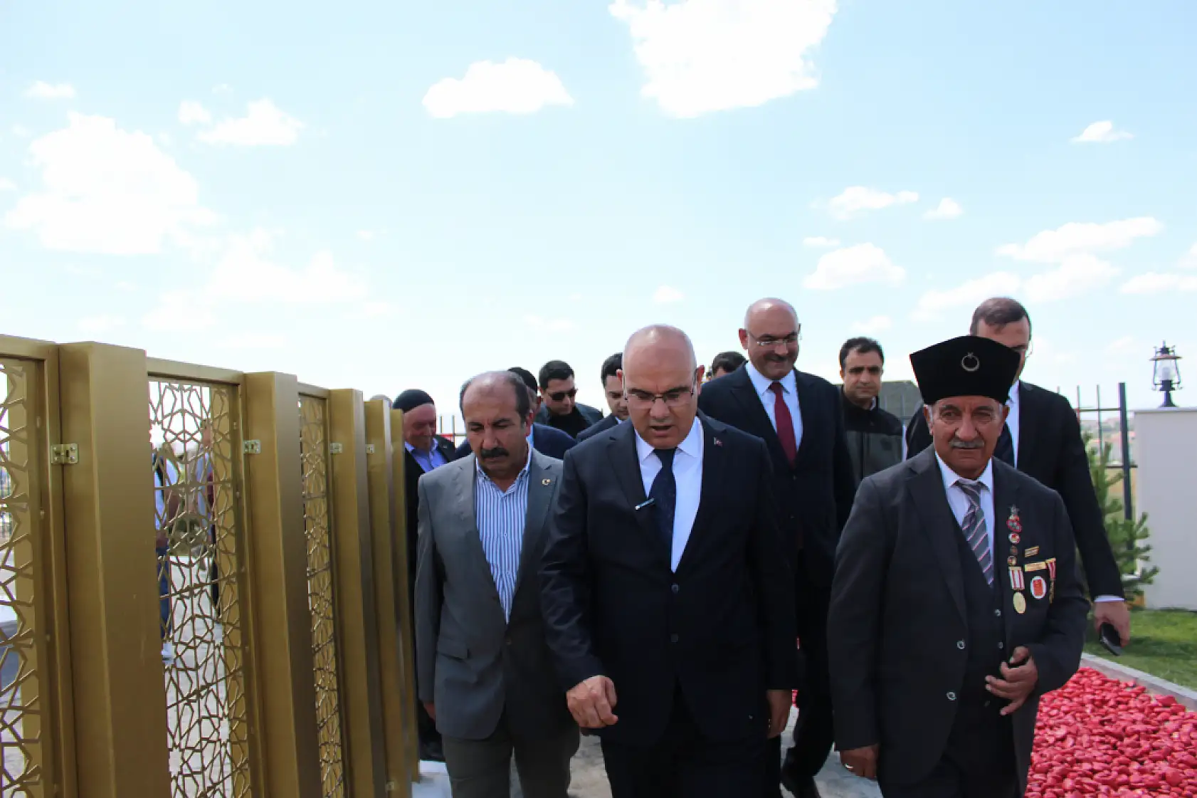 Ağrı'da yenilenen şehitlikte ilk karanfil bırakıldı dualar edildi