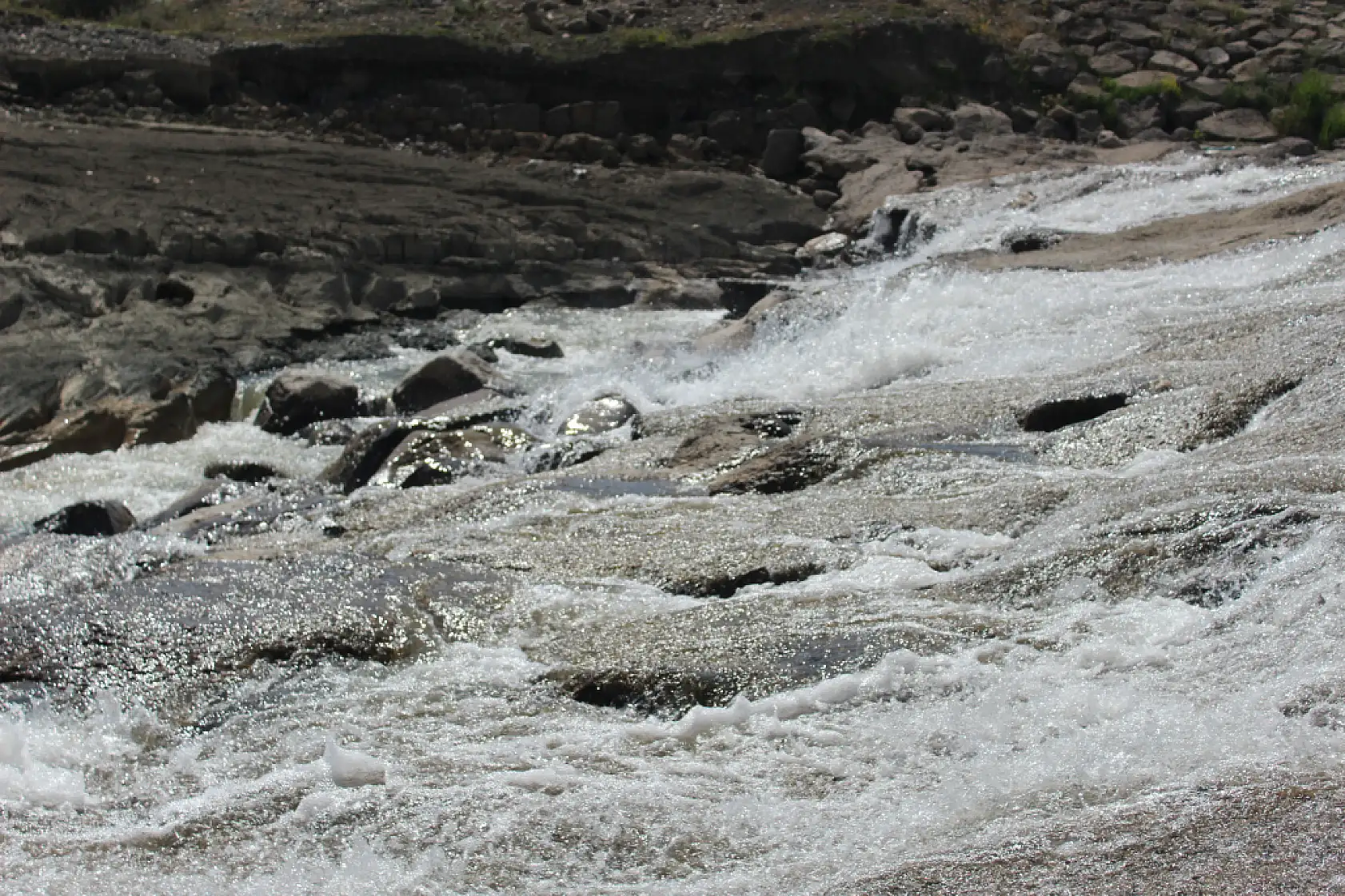 Taşlısu Deresi yaz-kış doğal manzarasıyla dikkat çekiyor