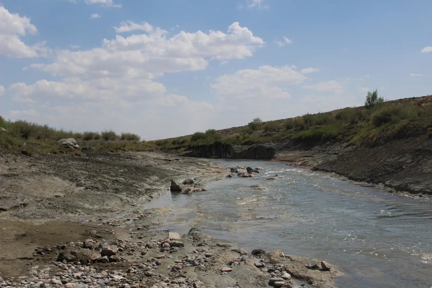 Taşlısu Deresi yaz-kış doğal manzarasıyla dikkat çekiyor