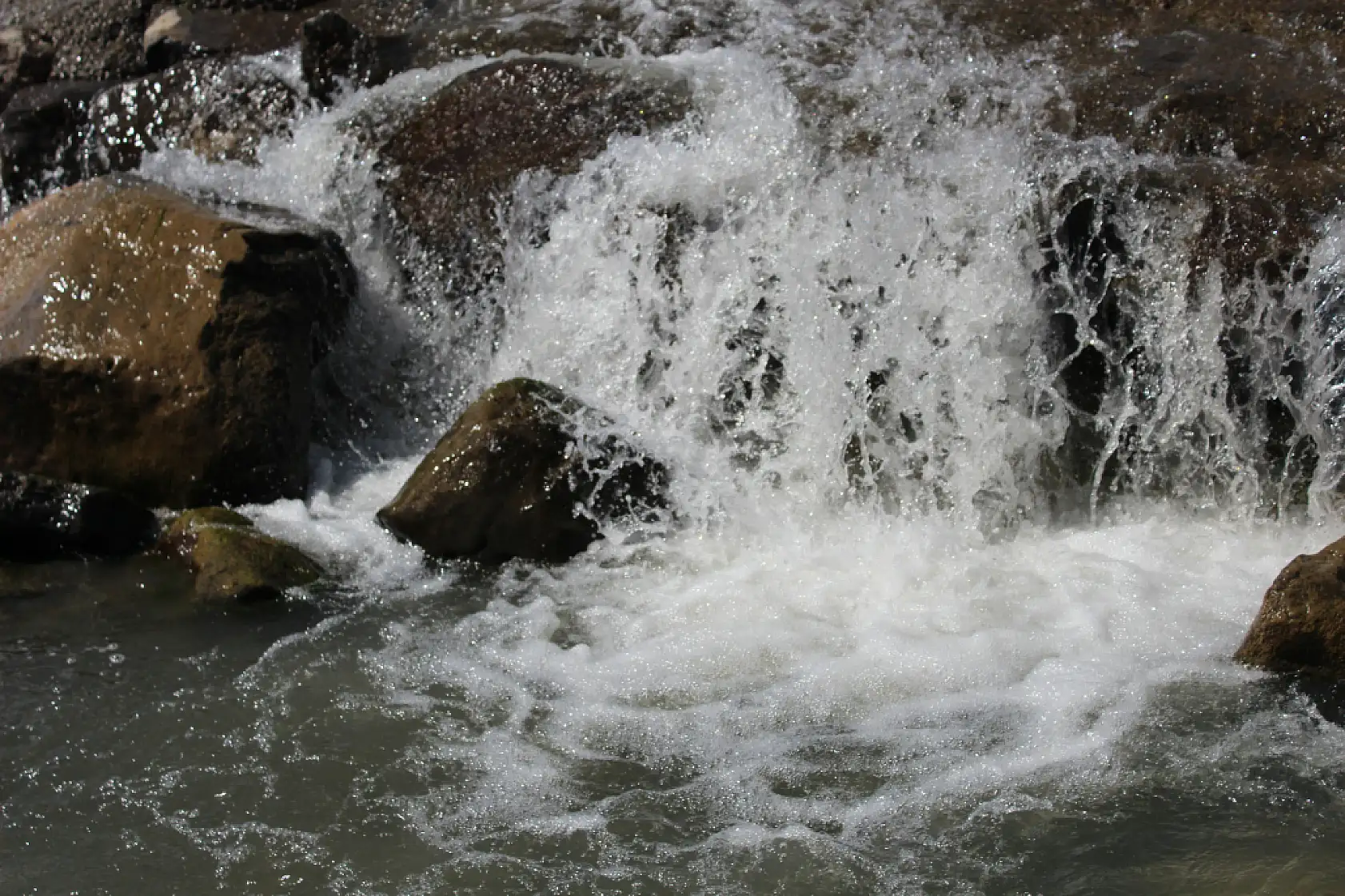 Taşlısu Deresi yaz-kış doğal manzarasıyla dikkat çekiyor