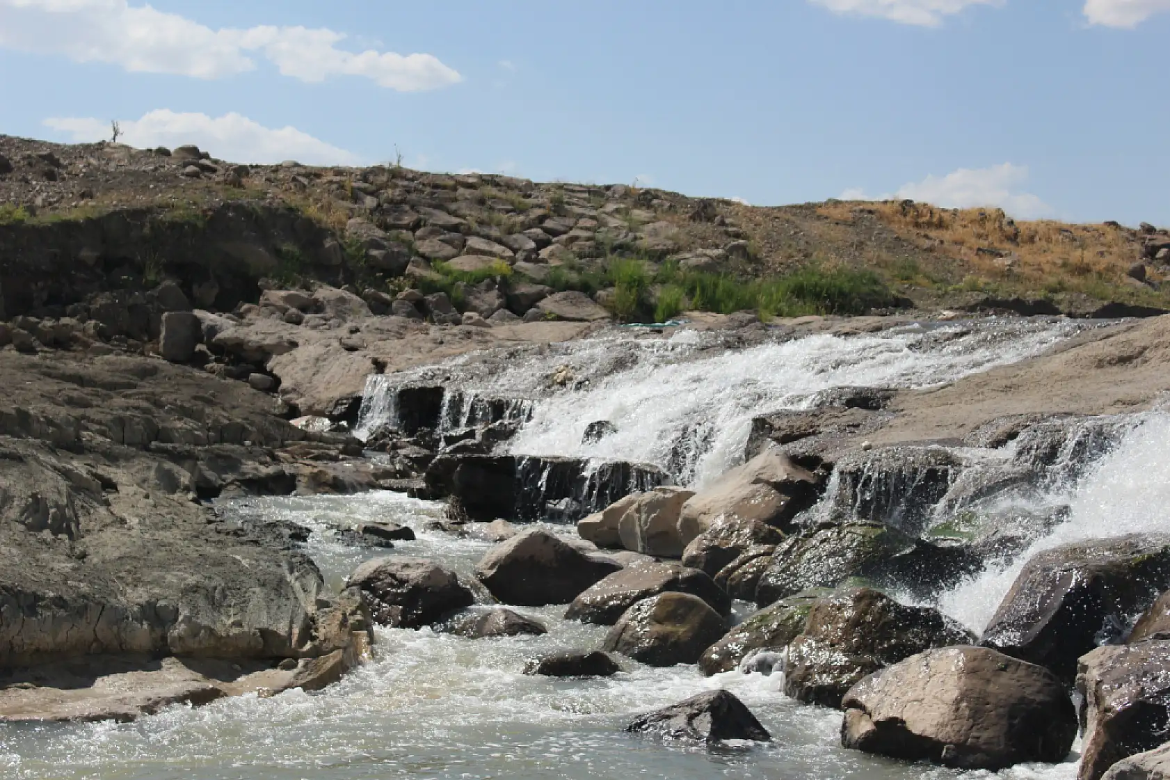 Taşlısu Deresi yaz-kış doğal manzarasıyla dikkat çekiyor