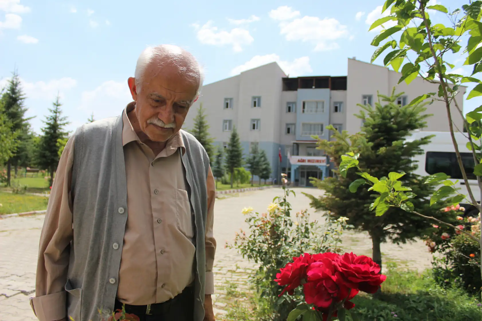 Gazeteciliğe 52 yılını veren Ahmet Amca, Ağrı Huzurevi'nde anılarını anlattı