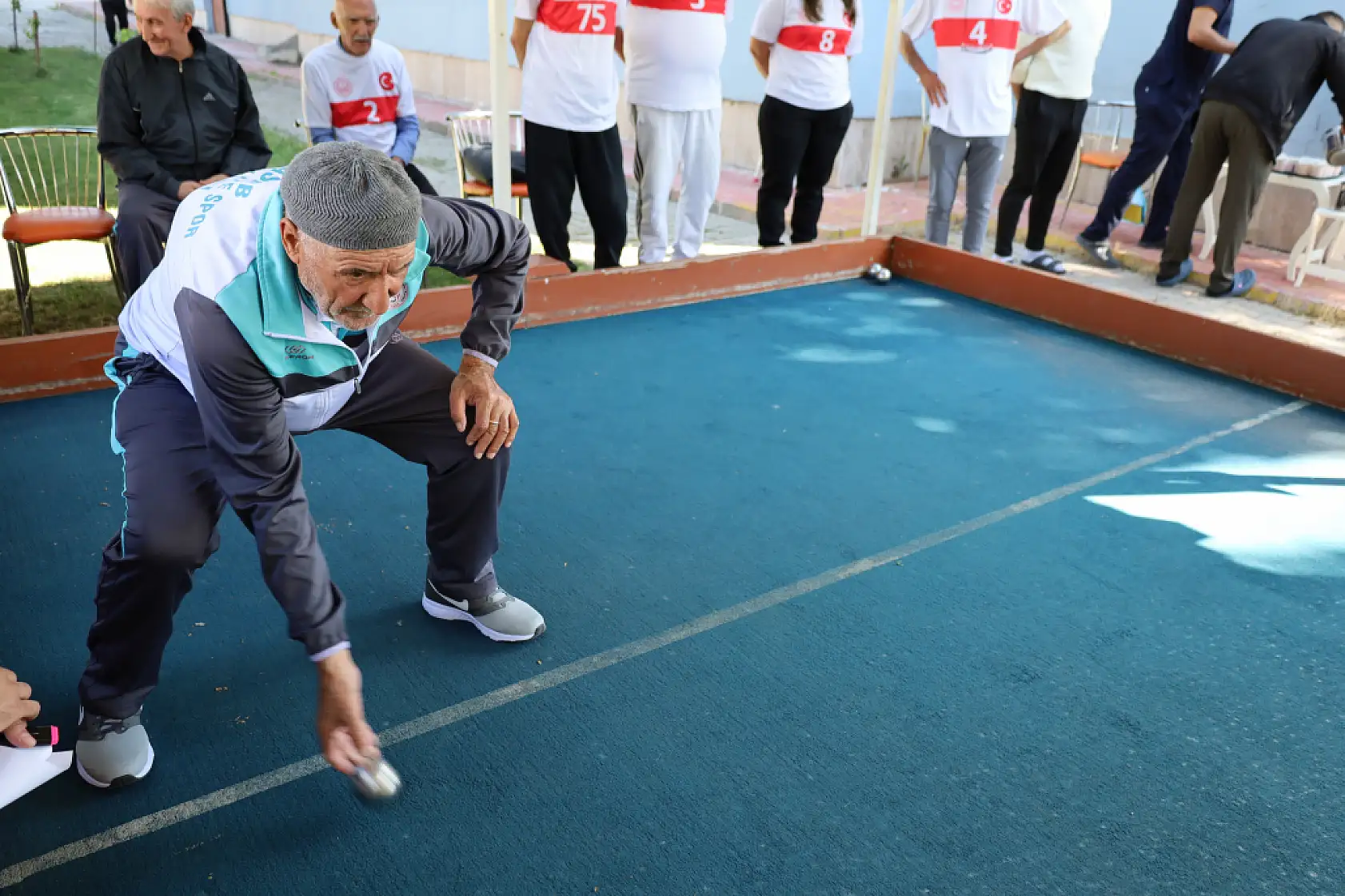 Ağrı'da düzenlenen bocce maçı huzurevi sakinlerini bir araya getirdi