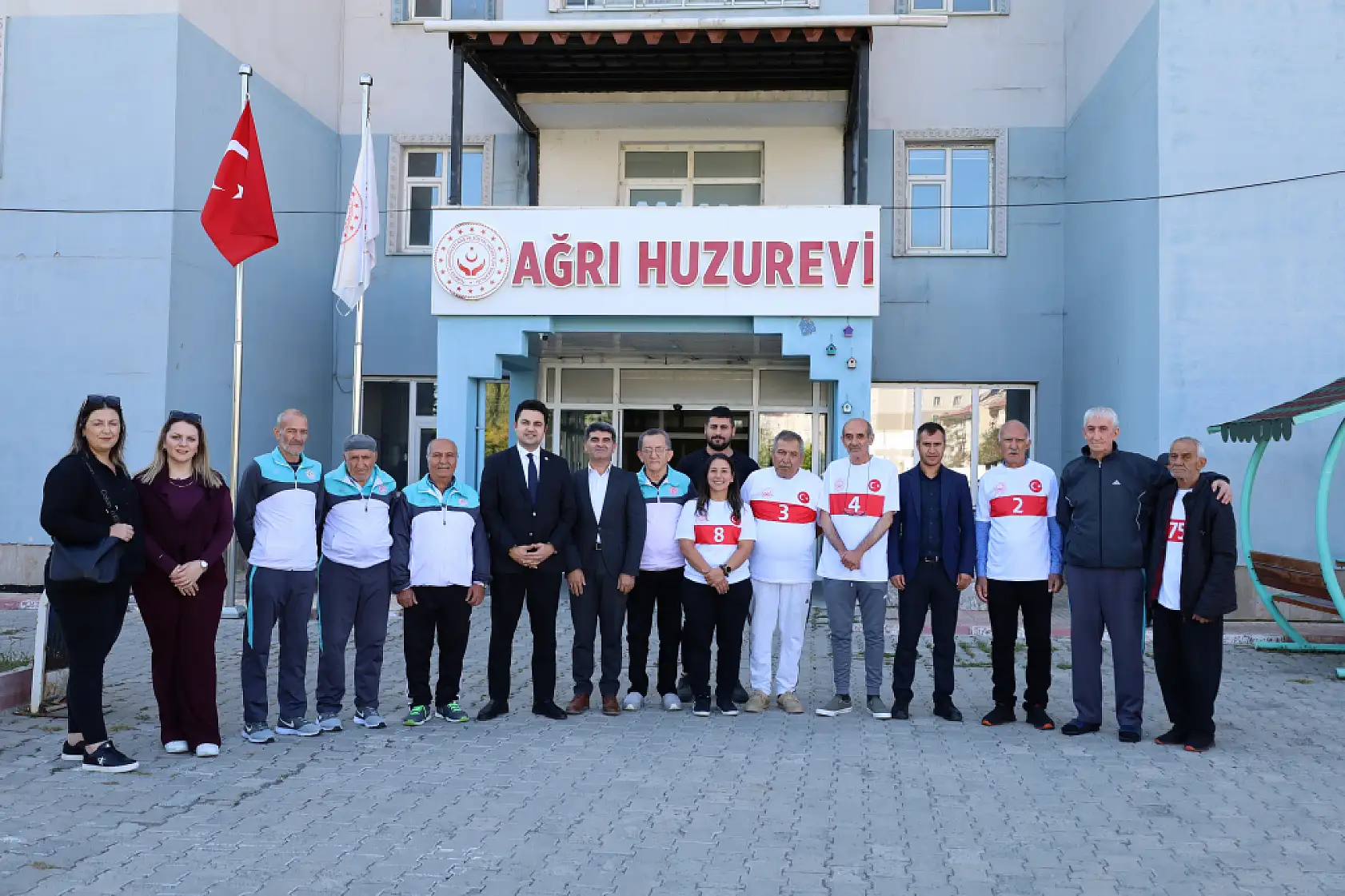 Ağrı'da düzenlenen bocce maçı huzurevi sakinlerini bir araya getirdi