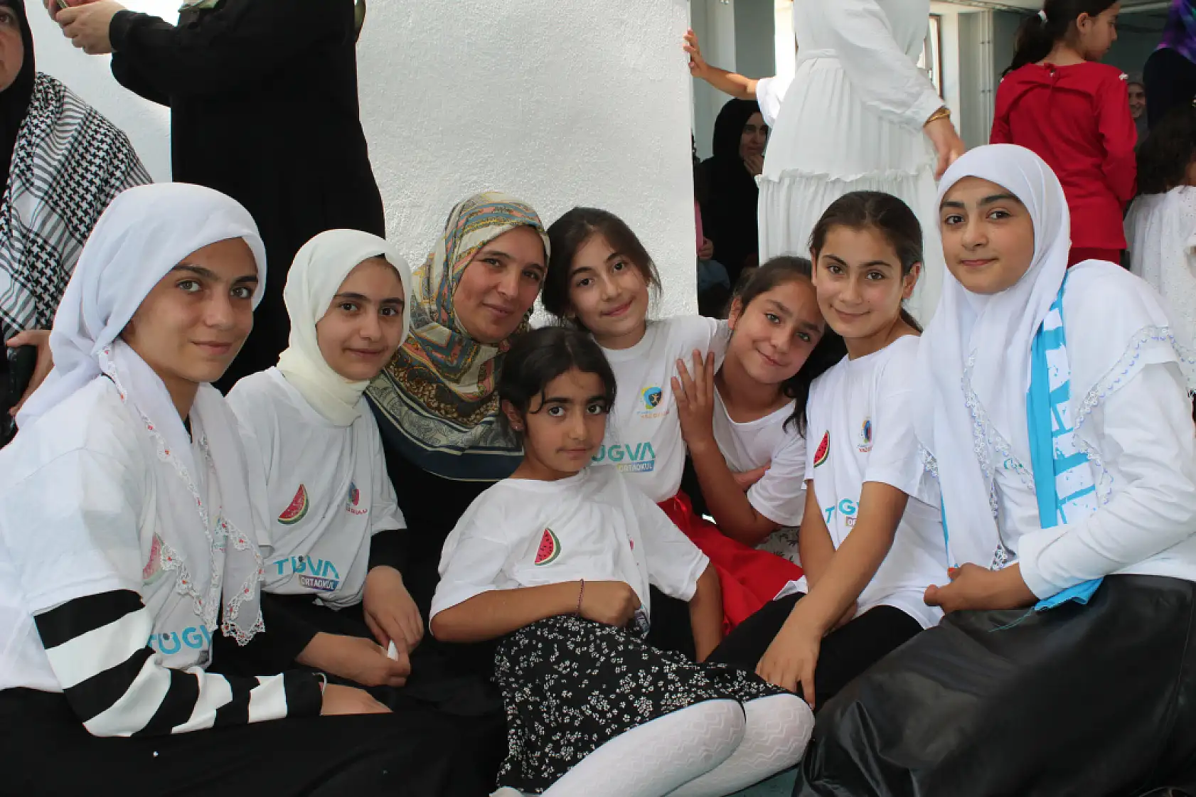 TÜGVA öğrencileri Ulu Cami bahçesinde fidan dikti