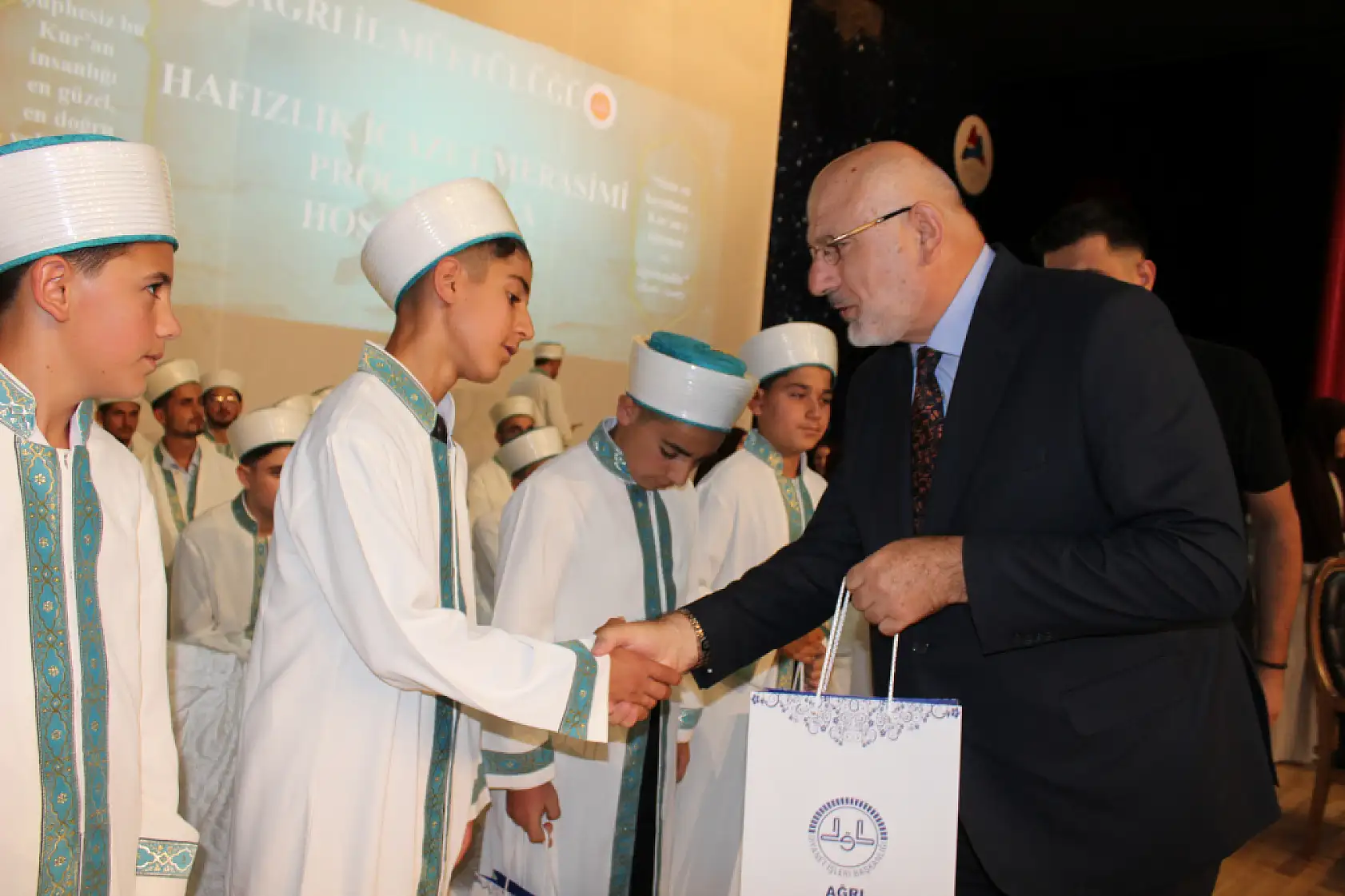 Kur'an nesli yetişiyor: Ağrı'da 117 hafız belgelerini aldı