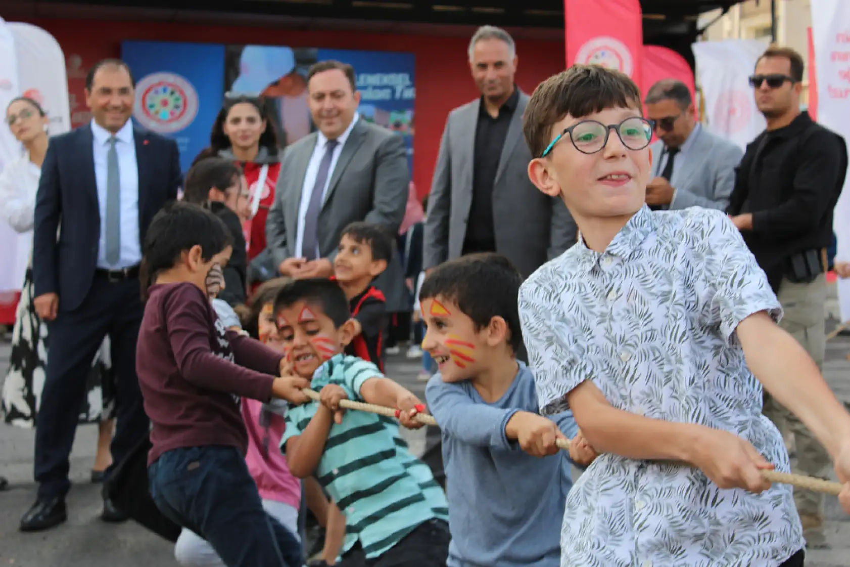 Çocuklar geleneksel oyunlarla tanıştı, Millet Bahçesi şenlendi