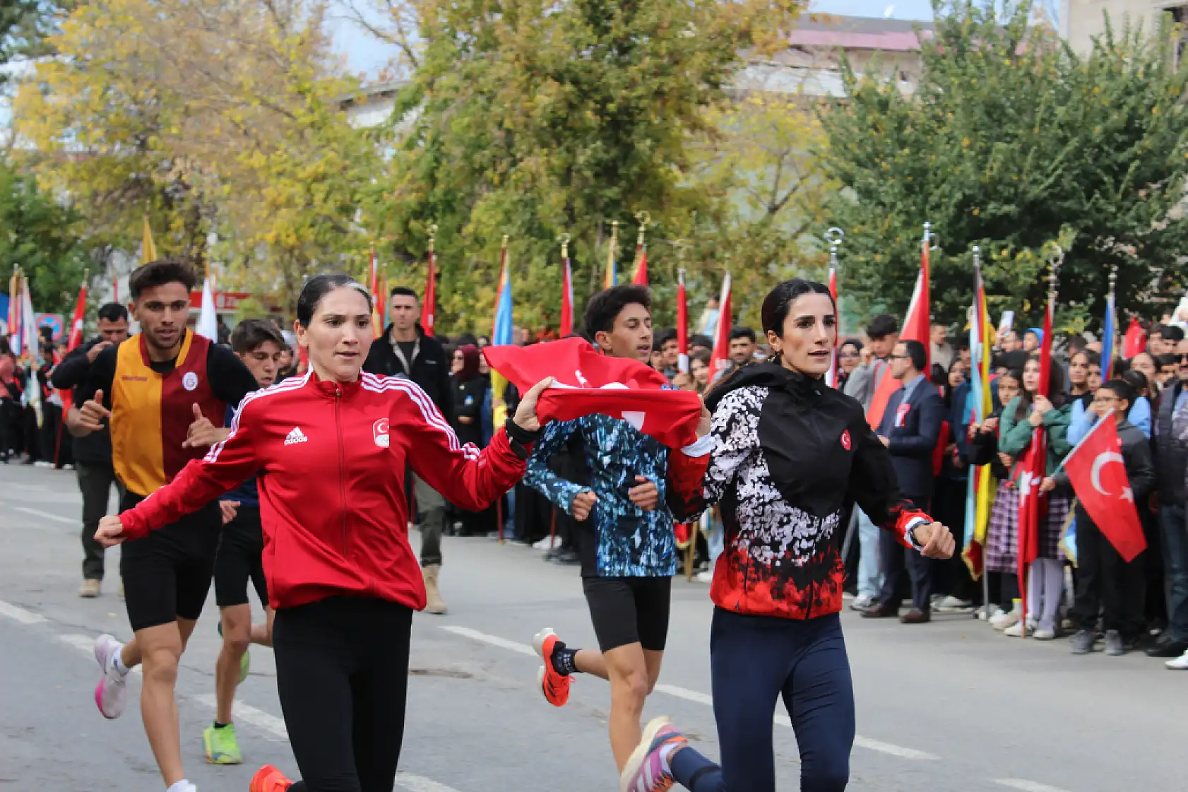 Cumhuriyet'in ışığı Ağrı'da parladı, 102.yıl gururu tüm şehri sardı