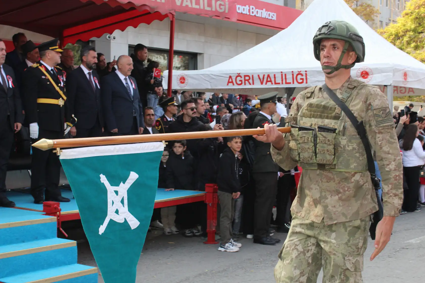 Cumhuriyet'in ışığı Ağrı'da parladı, 102.yıl gururu tüm şehri sardı