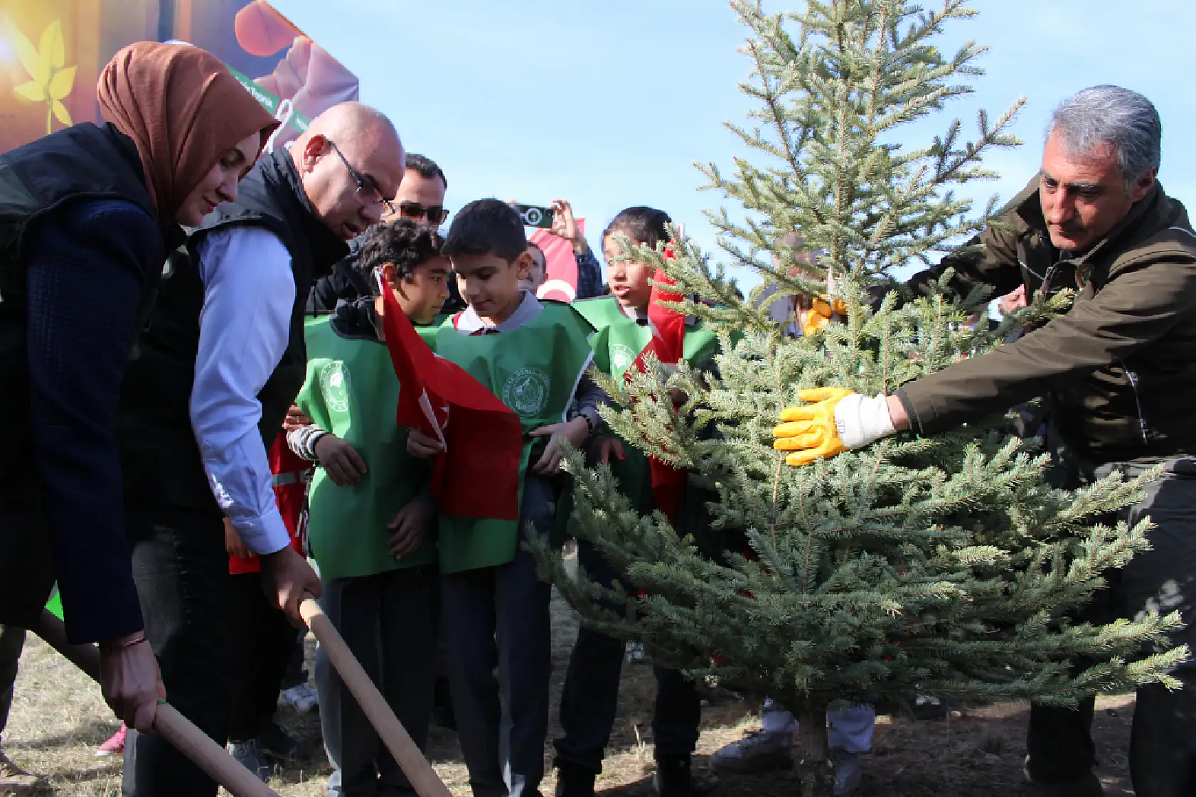 Ağrı'da toprak umutla buluştu binlerce fidan geleceğe nefes oldu