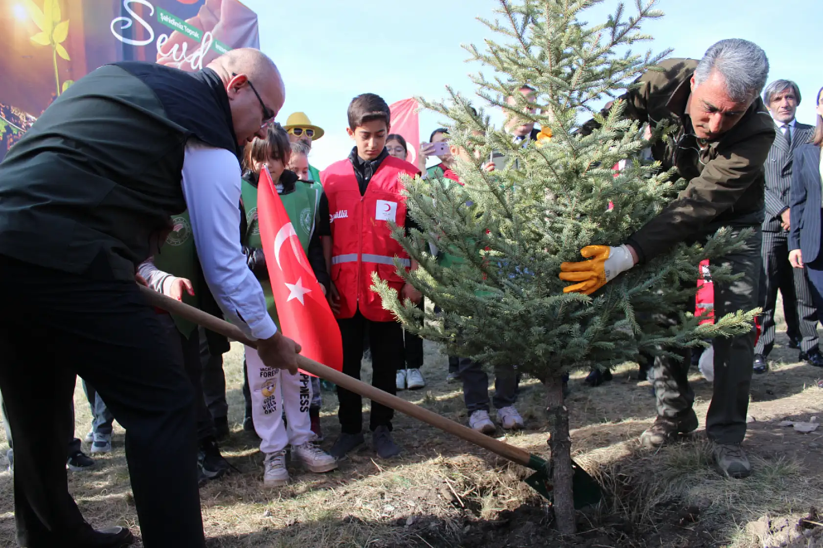 Ağrı'da toprak umutla buluştu binlerce fidan geleceğe nefes oldu