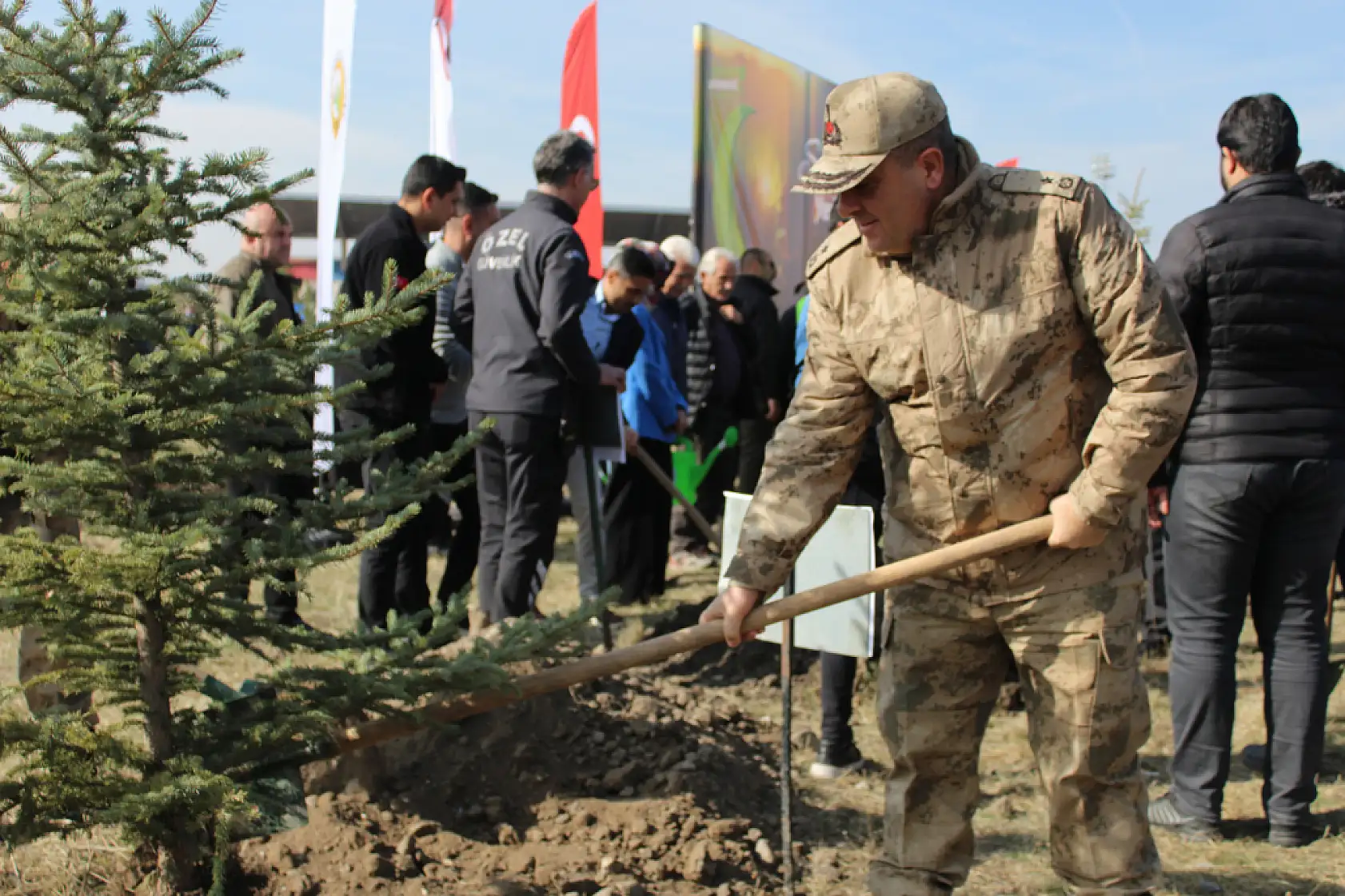 Ağrı'da toprak umutla buluştu binlerce fidan geleceğe nefes oldu