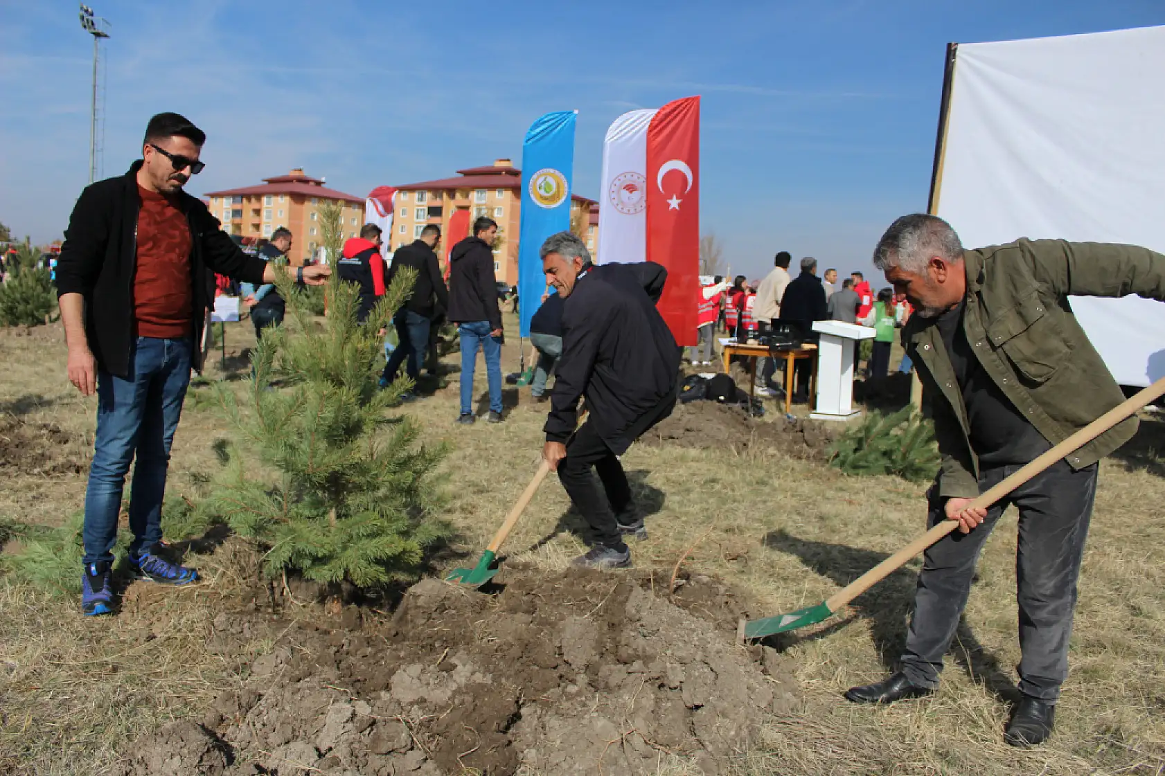 Ağrı'da toprak umutla buluştu binlerce fidan geleceğe nefes oldu