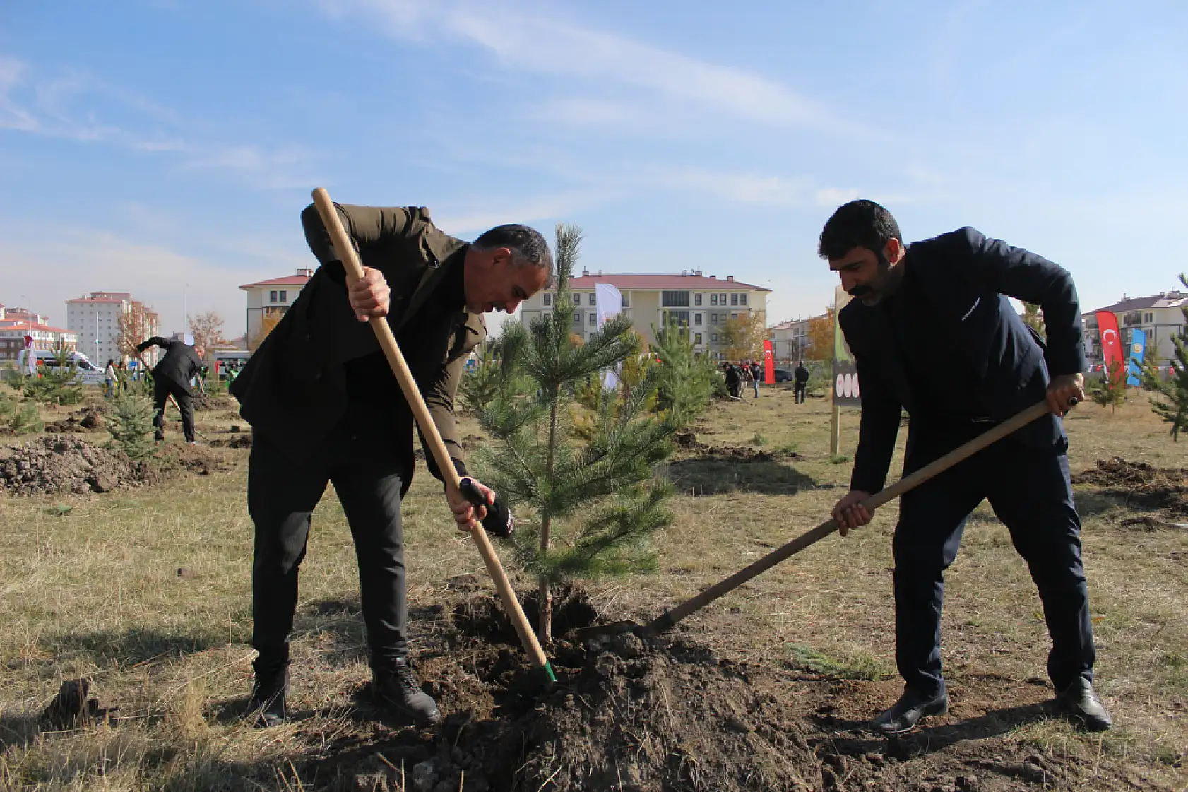 Ağrı'da toprak umutla buluştu binlerce fidan geleceğe nefes oldu