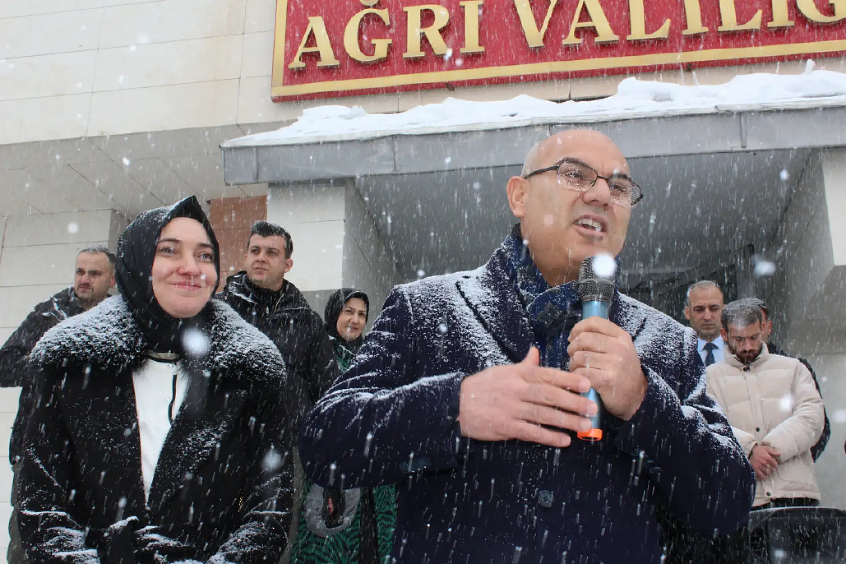Kar altında veda: Vali Koç, Ağrı'dan helallik isteyerek ayrıldı