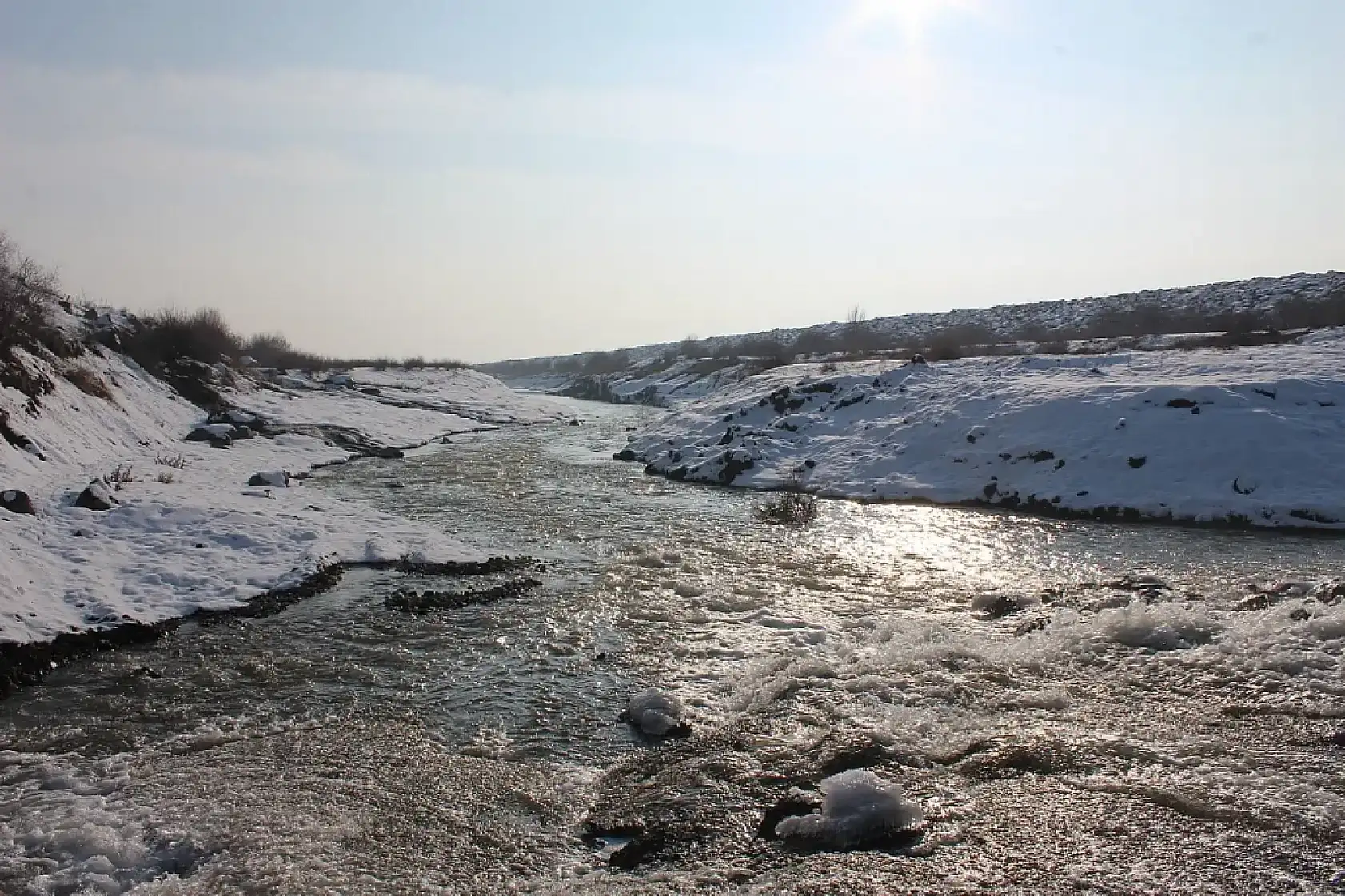 Taşlısu Deresi yaz-kış doğal manzarasıyla dikkat çekiyor