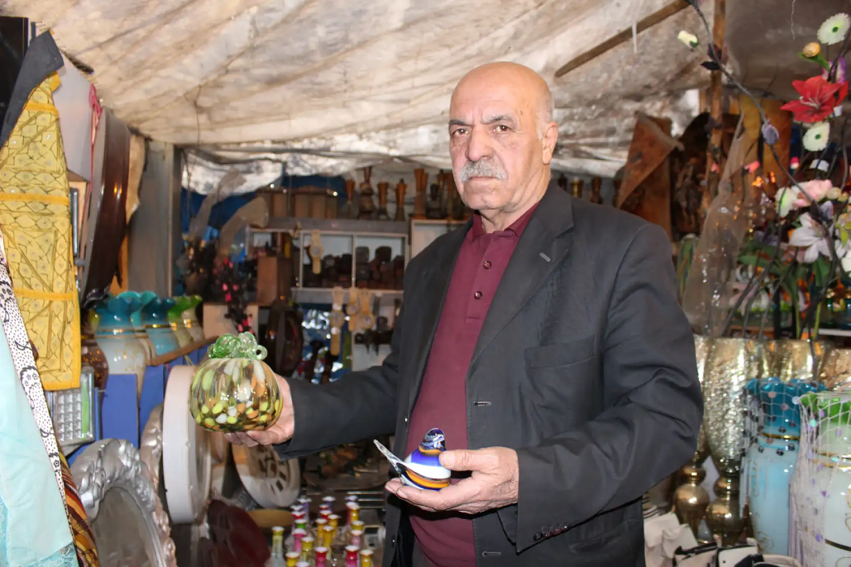 Meydan Sebze Pazarı'nda İran'dan gelen cam ürünler ilgi görüyor