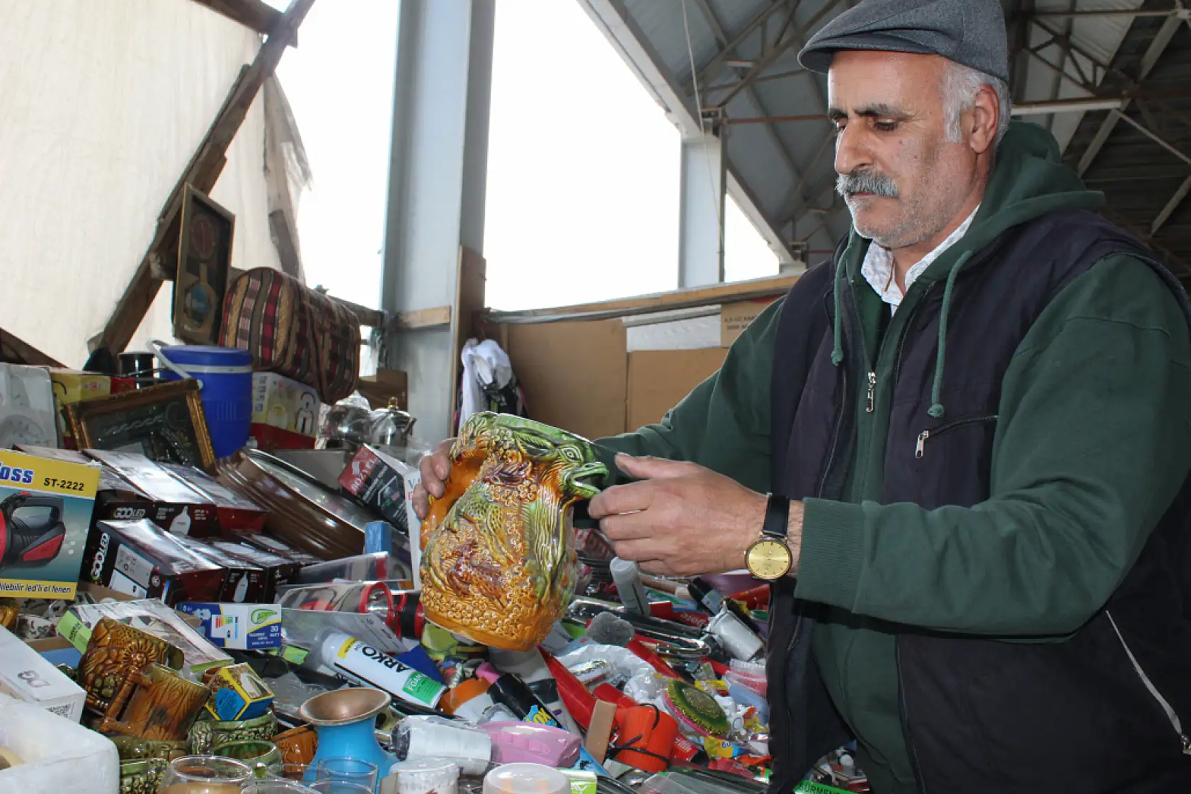 Ağrılı esnaf pazar tezgahında dengbej sesleriyle müşterini karşılıyor