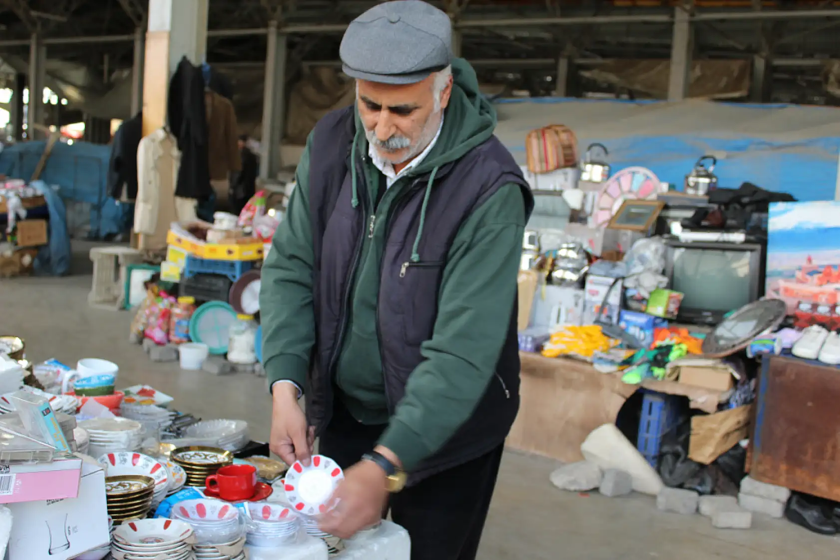 Ağrılı esnaf pazar tezgahında dengbej sesleriyle müşterini karşılıyor