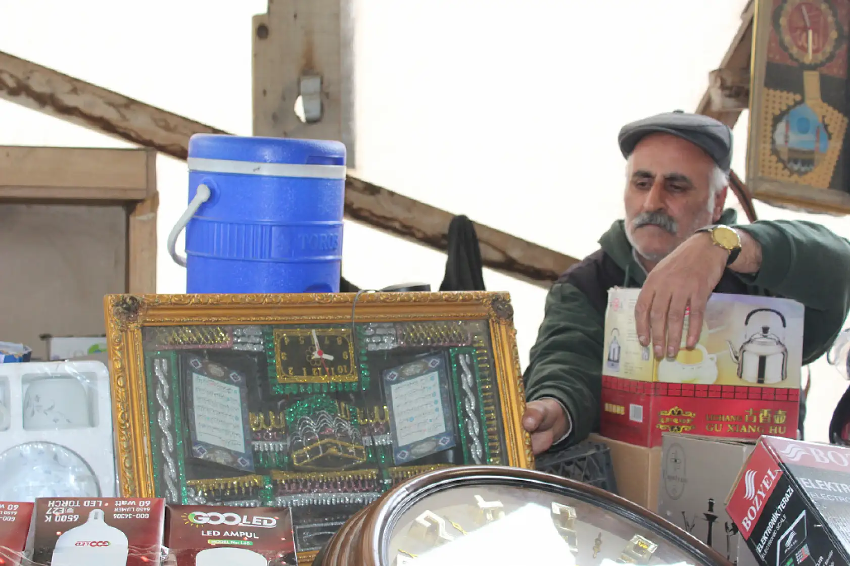 Ağrılı esnaf pazar tezgahında dengbej sesleriyle müşterini karşılıyor
