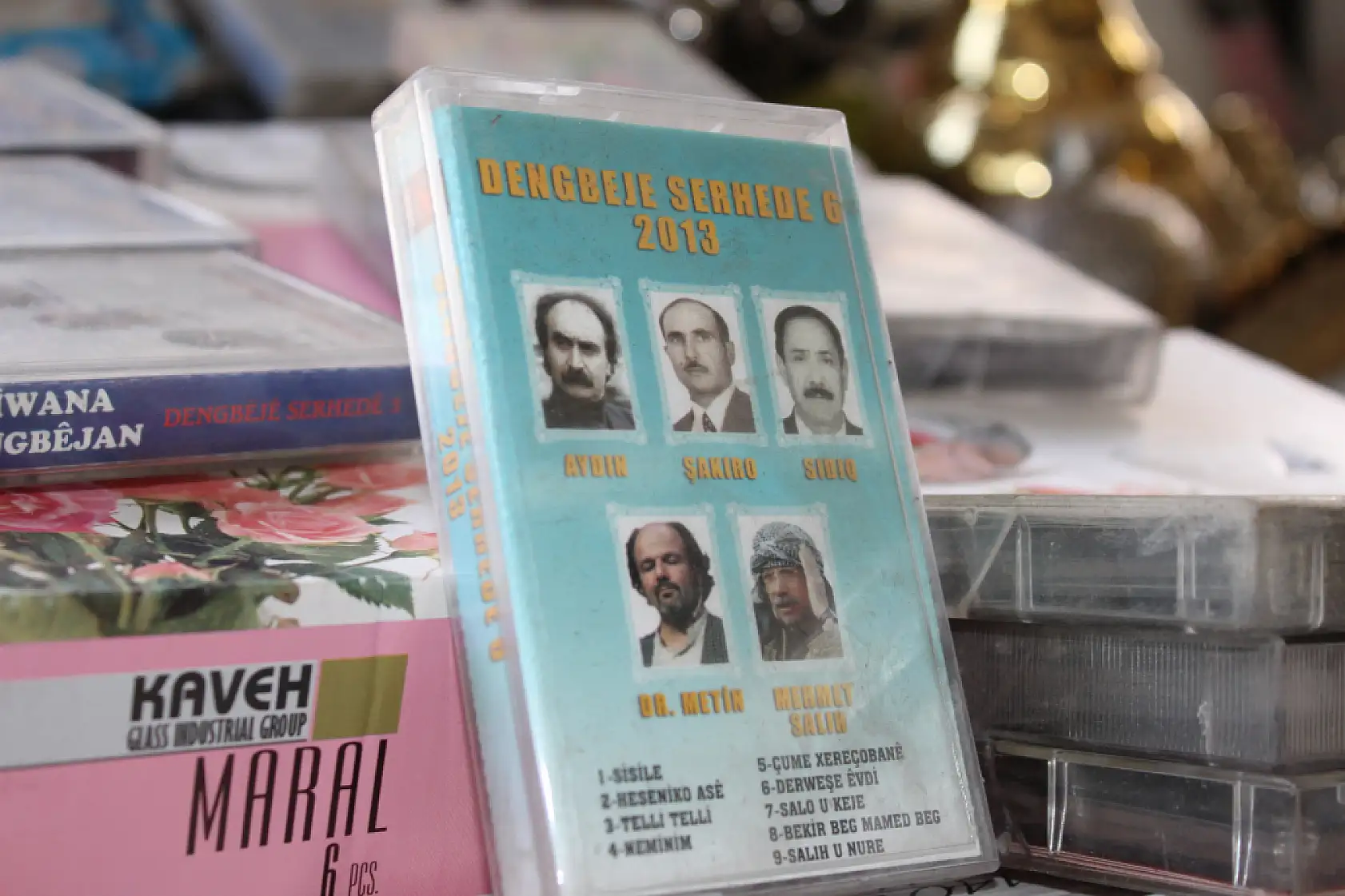 Ağrılı esnaf pazar tezgahında dengbej sesleriyle müşterini karşılıyor