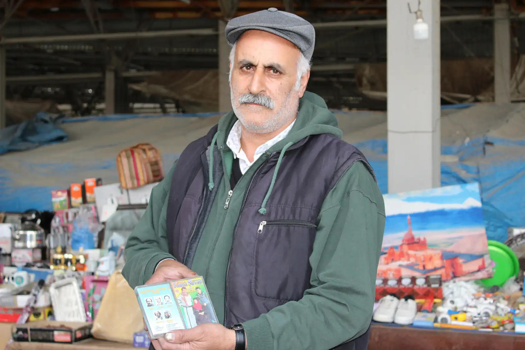 Ağrılı esnaf pazar tezgahında dengbej sesleriyle müşterini karşılıyor