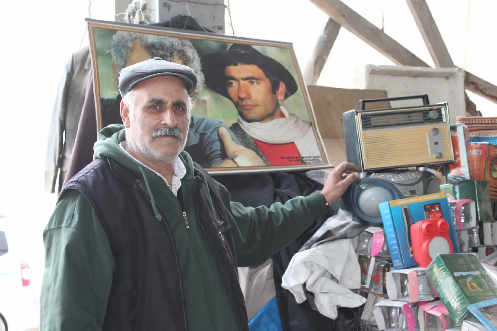 Ağrılı esnaf pazar tezgahında dengbej sesleriyle müşterini karşılıyor