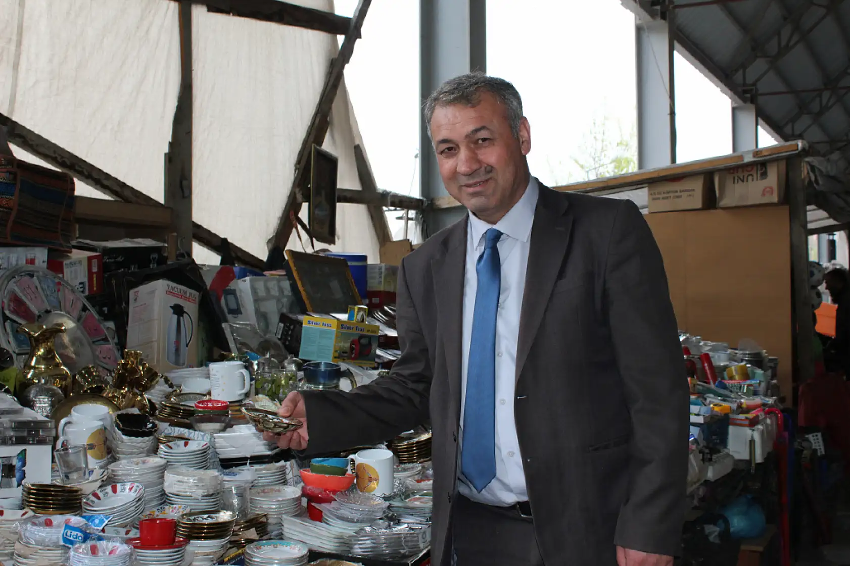 Ağrılı esnaf pazar tezgahında dengbej sesleriyle müşterini karşılıyor