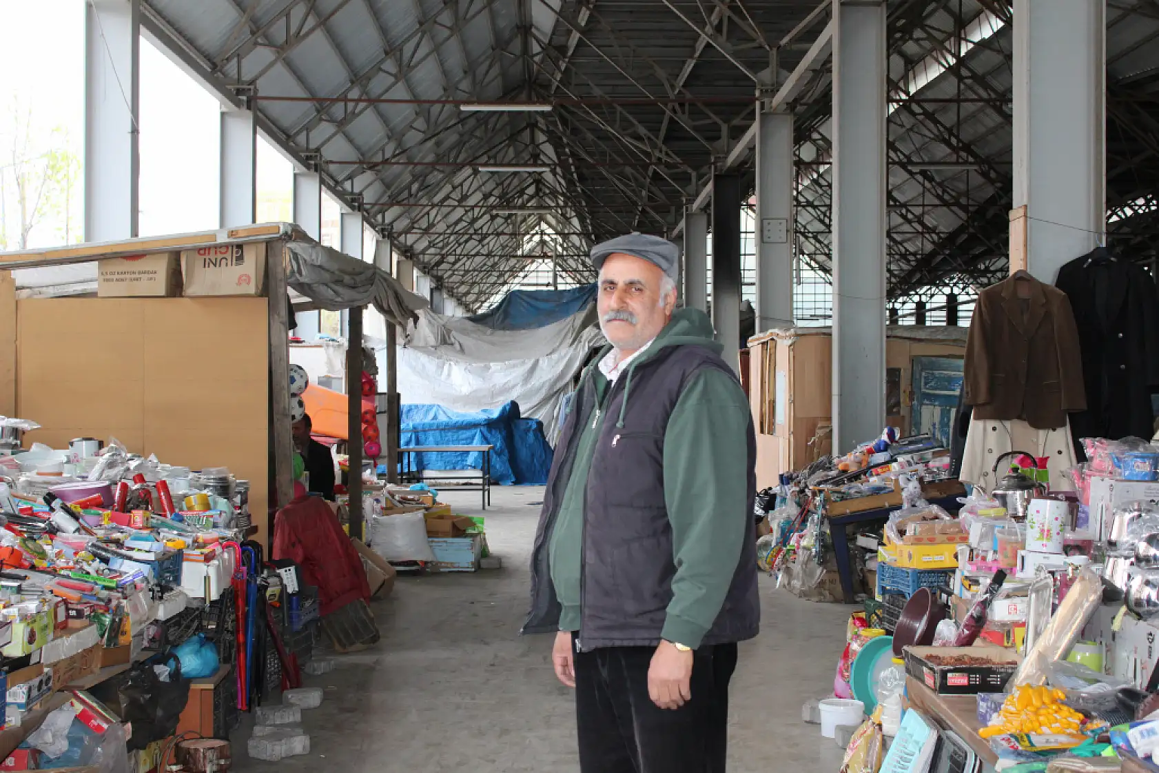 Ağrılı esnaf pazar tezgahında dengbej sesleriyle müşterini karşılıyor