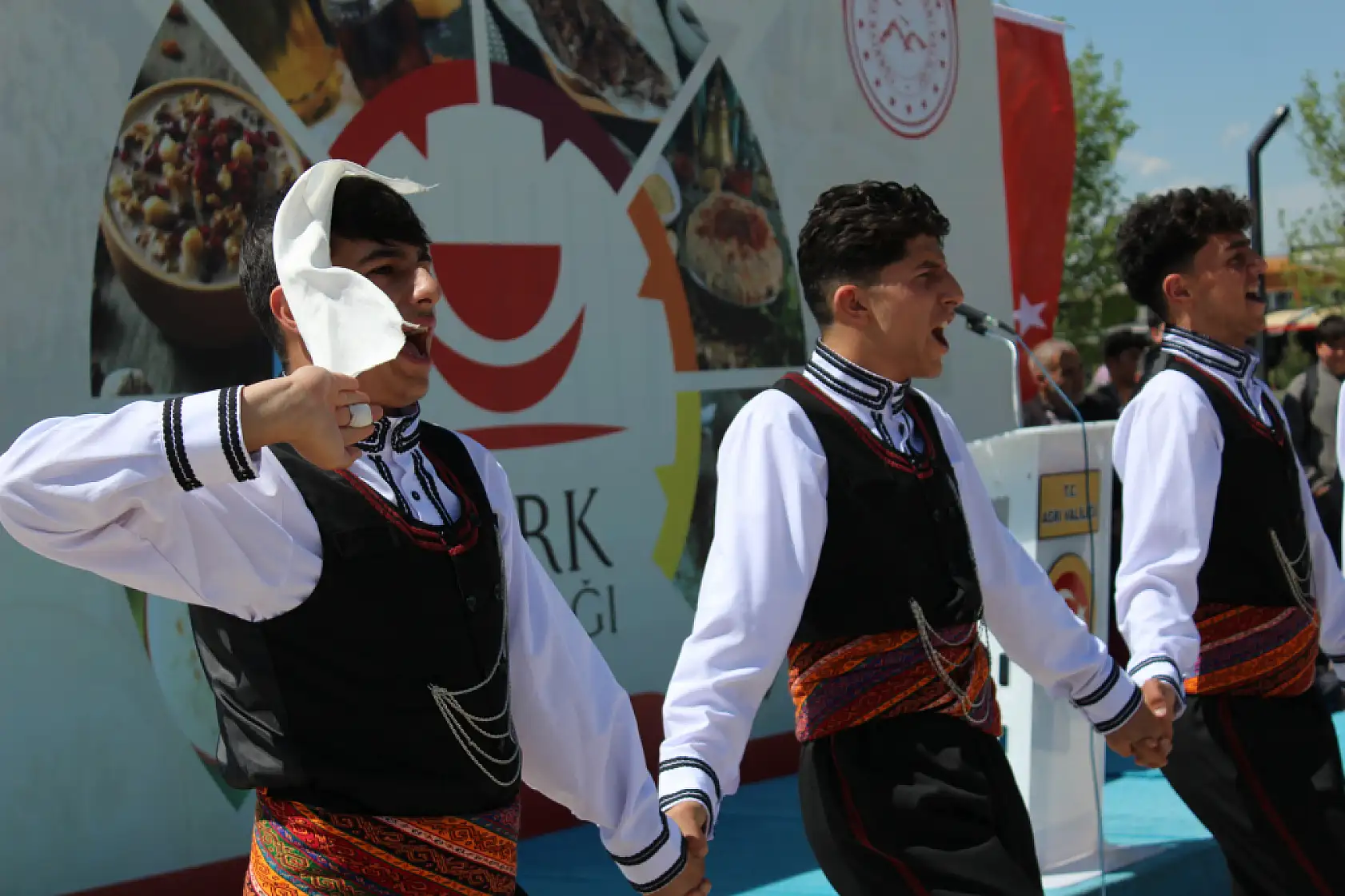 Türk Mutfağı Haftası'nda Ağrı'nın tescilli dönerini Vali Koç kesti