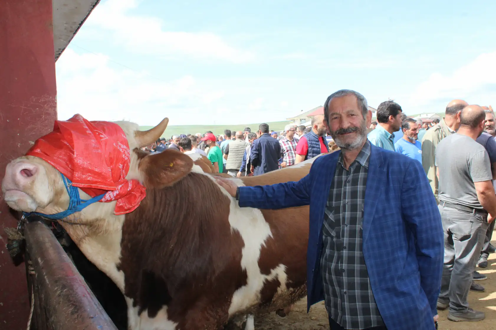 Kurban pazarı Ağrı'da hareketlendi: Son gün yoğunluğu yüzleri güldürdü